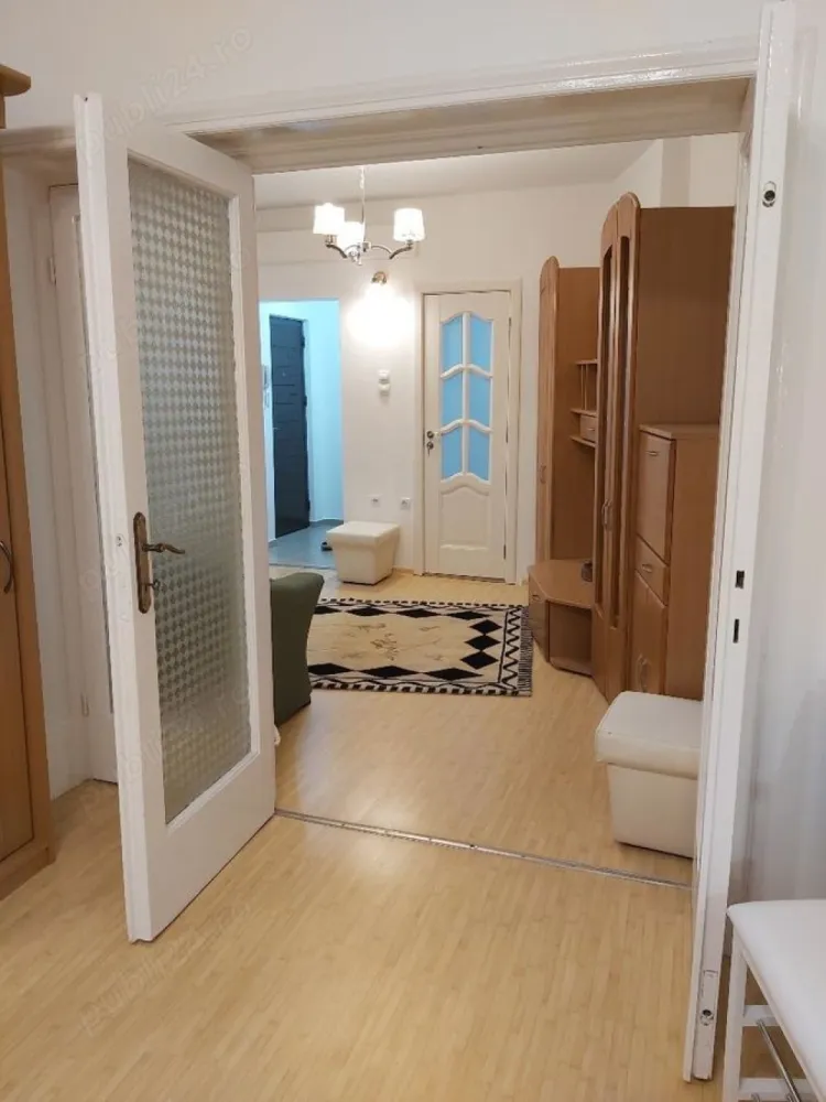 Inchiriere apartament Universitate, Iancului, Pache Protopopescu - Proprietar, ofer spre inchiriere un apartament cu 2 camere, etaj 2 3, in zona centrala, pe bulevardul Pache Protopopescu, un cartier boem, sigur si linistit din centrul Capitalei, aproape de cafenele si restaurante elegante, de traditie, cu acces facil catre Universitate. Apartamentul este reamenajat si este situat langa Parohia Iancu Vechi, la 350m de metroul Piata Iancului, foarte aproape de Parcul National. Designul interior deosebit pastreaza atmosfera interbelica, fiind totodata original si functional, cu amenajari moderne care sporesc confortul locuintei. Baia dispune de dus walk-in cu perete din sticla securizata cromata Beloya, geam de aerisire, baterie Grohe de dus si baterie de lavoar cu functie de bideu. Bucataria este nou amenajata, cu mobila din MDF beige, cu aspect modern dar si pe deplin functional, cu vesela la dispozitie. Biroul dispune de biblioteca cu carti de profil medicina si beletristica, la dispozitia persoanei care va locui in acest apartament. Dormitorul are un pat matrimonial iar biroul o canapea neextensibila. Cele 2 camere cu suprafata utila de 55 mp sunt complet mobilate si ofera toate functionalitatile necesare: centrala termica, frigider, aragaz, hota, masina de spalat, TV smart, aspirator, fier si masa de calcat, uscator de rufe. Apartamentul dispune de living (hol), dormitor mare, birou, baie, bucatarie si balcon cu dispunere spre spate, catre o zona linistita. Se gaseste cu usurinta loc de parcare in proximitate. Se ofera spre inchiriere mobilat utilat, asa cum apare in poze. Pretul de inchiriere este de 550 Euro luna nediscutabil cu contract doar pe termen lung. Numarul maxim de ocupanti este 2. Nu se accepta animale de companie si fumatul nu este permis in apartament! Nu acord comision de intermediere.