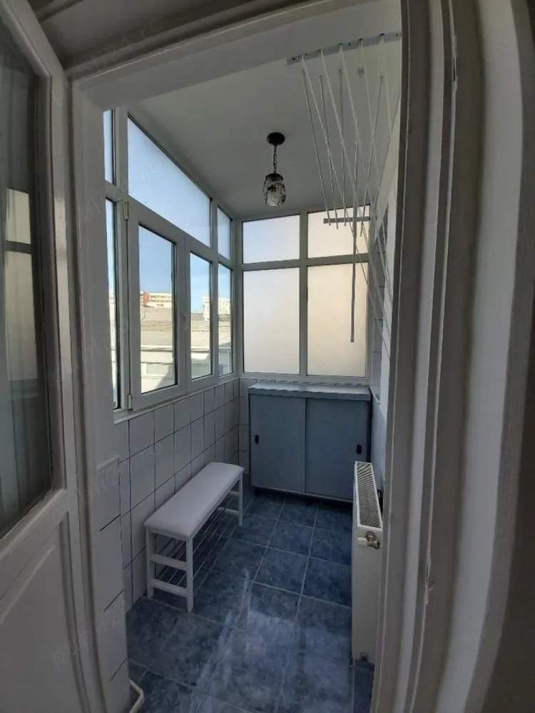 Inchiriere apartament Universitate, Iancului, Pache Protopopescu - Proprietar, ofer spre inchiriere un apartament cu 2 camere, etaj 2 3, in zona centrala, pe bulevardul Pache Protopopescu, un cartier boem, sigur si linistit din centrul Capitalei, aproape de cafenele si restaurante elegante, de traditie, cu acces facil catre Universitate. Apartamentul este reamenajat si este situat langa Parohia Iancu Vechi, la 350m de metroul Piata Iancului, foarte aproape de Parcul National. Designul interior deosebit pastreaza atmosfera interbelica, fiind totodata original si functional, cu amenajari moderne care sporesc confortul locuintei. Baia dispune de dus walk-in cu perete din sticla securizata cromata Beloya, geam de aerisire, baterie Grohe de dus si baterie de lavoar cu functie de bideu. Bucataria este nou amenajata, cu mobila din MDF beige, cu aspect modern dar si pe deplin functional, cu vesela la dispozitie. Biroul dispune de biblioteca cu carti de profil medicina si beletristica, la dispozitia persoanei care va locui in acest apartament. Dormitorul are un pat matrimonial iar biroul o canapea neextensibila. Cele 2 camere cu suprafata utila de 55 mp sunt complet mobilate si ofera toate functionalitatile necesare: centrala termica, frigider, aragaz, hota, masina de spalat, TV smart, aspirator, fier si masa de calcat, uscator de rufe. Apartamentul dispune de living (hol), dormitor mare, birou, baie, bucatarie si balcon cu dispunere spre spate, catre o zona linistita. Se gaseste cu usurinta loc de parcare in proximitate. Se ofera spre inchiriere mobilat utilat, asa cum apare in poze. Pretul de inchiriere este de 550 Euro luna nediscutabil cu contract doar pe termen lung. Numarul maxim de ocupanti este 2. Nu se accepta animale de companie si fumatul nu este permis in apartament! Nu acord comision de intermediere.
