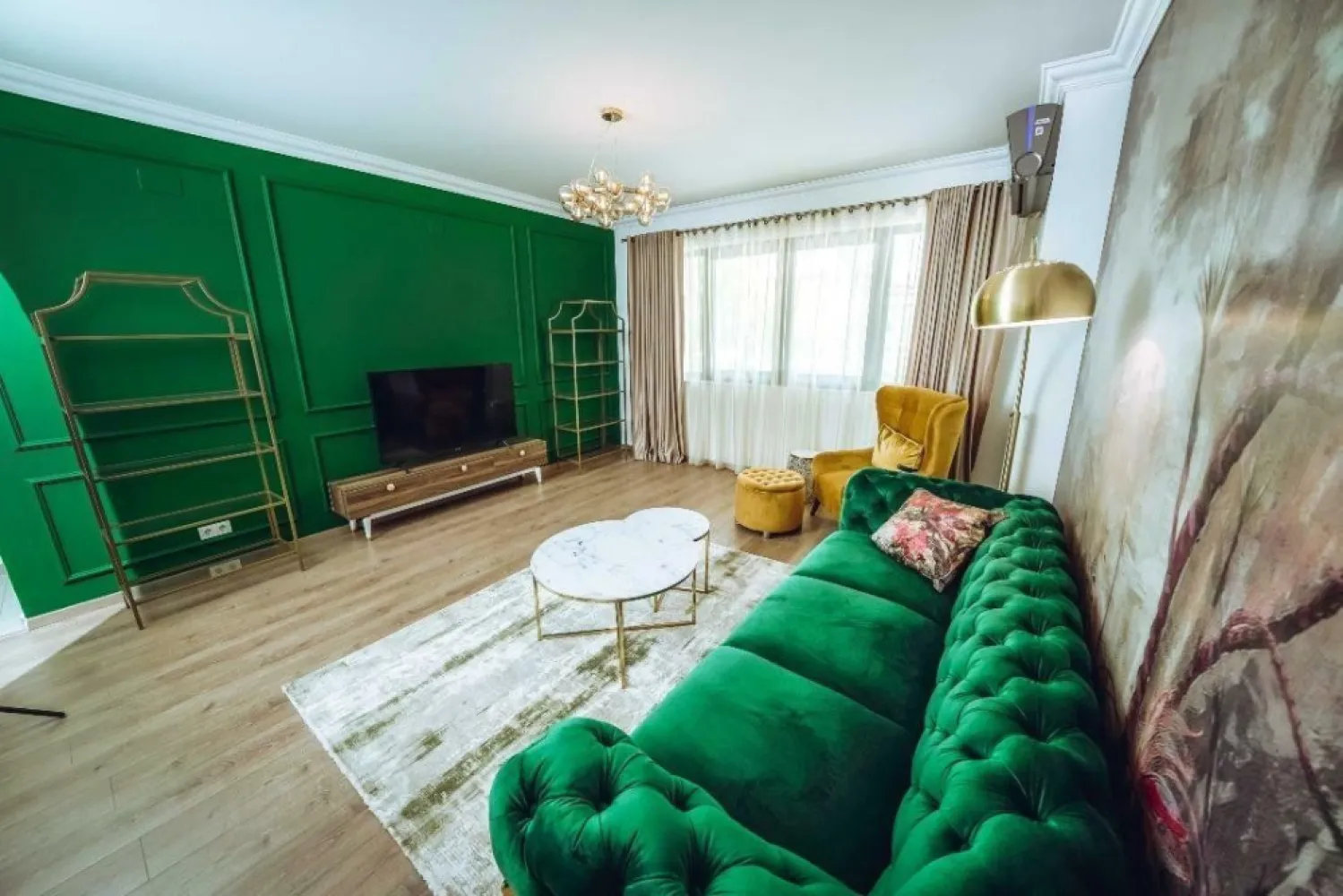 Ag BRASADAS vinde ap 2 cam PARTER 70mp LUX Piata Unirii. - Agenția BRASADAS vinde apartament elegant si spatios cu suprafata de 70mp. la PARTER in zona UNIRII, intr-o cladire finalizata in 2020. Complexul este dotat cu paza in toate zonele de acces, spatiu verde iar zona este foarte linistita cu toate ca se afla doar la cateva minute de Piata Unirii. Este un apartament cu doua camere, cu un design exceptional, incalzire prin pardoseala, finisat la cele mai inalte standarde, realizat cu designer interior. Bucataria este complet mobilata si include aparatura electrocasnica de varf. Masina de spalat vase, filtru pentru apa potabila integrat in chiveta, masina de spalat rufe cu uscator, cuptor cu dubla functie - microunde si cuptor clasic - Bosch. Apartamentul are o boxa de depozitare de 6mp la subsolul cladirii. www.brasadas.com.