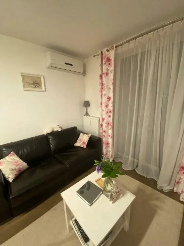 Ag BRASADAS închiriază apt. 2 cam Et 3/4 in Piata Victoriei. - Apartamentul este complet mobilat, foarte cochet, situat intr o zona linistita, departe de zgomotul orasului. Este complet utilat avand aer condiționat, Smart TV, mașină de spălat rufe,balcon închis si cămară/dressing .Bucătăria este închisă dotată cu cuptor electric și plită pe gaz, hotă, combină frigorifică.Etaj 3 din 4. Faceti 3 minute pe jos de la Metrou Victoriei.