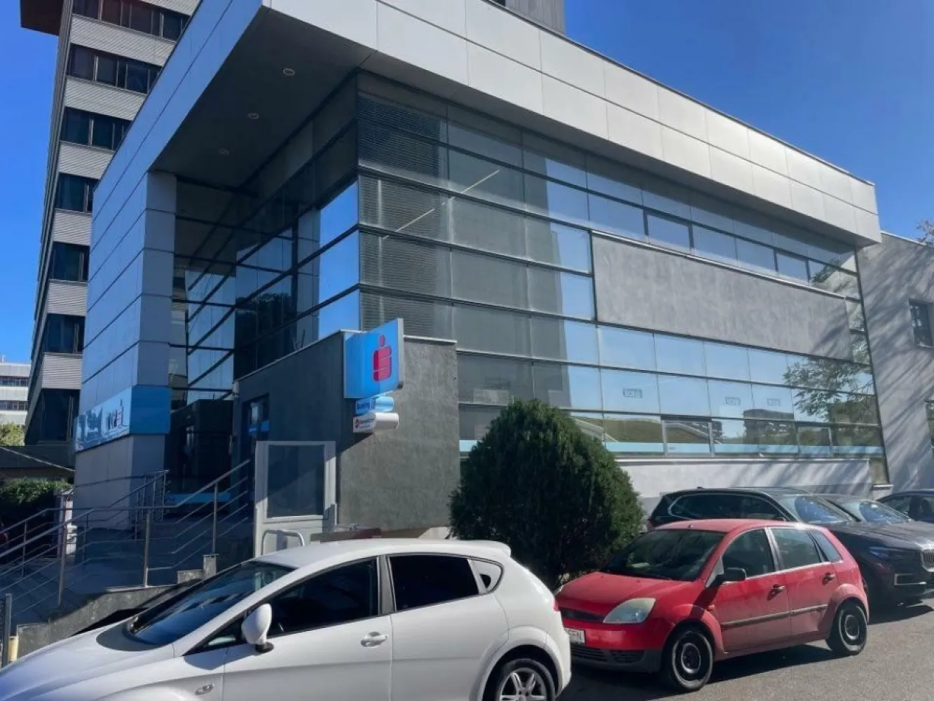 Ag BRASADAS închiriază SPATIU BIROURI/COMERCIAL/DEPOZITARE. - Agenția BRASADAS închiriaza un spaţiu aflat la demisolul unei clădiri de birouri dintr-un imobil D+P+E1, situat în Bucureşti, la in apropiere de staţia de metrou Pipera. Imobilul are acces din mai multe bulevarde principale şi acces rapid către nordul şi centrul oraşului. Spaţiul propus are o suprafaţă de 133 mp, fiind compus din 3 spaţii generoase, dintre care o cameră tezaur + dependinţe. Spaţiul este pretabil pentru multiple activităţi ( depozitare, comert, birouri, atelier etc). Utilităţile şi parcarea se plătesc separat. www.brasadas.com.