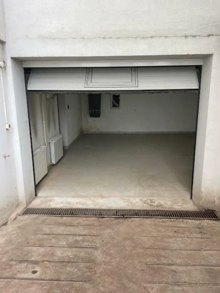 Ag BRASADAS închiriază SPATIU BIROURI/COMERCIAL/DEPOZITARE. - Agenția BRASADAS închiriaza un spaţiu aflat la demisolul unei clădiri de birouri dintr-un imobil D+P+E1, situat în Bucureşti, la in apropiere de staţia de metrou Pipera. Imobilul are acces din mai multe bulevarde principale şi acces rapid către nordul şi centrul oraşului. Spaţiul propus are o suprafaţă de 133 mp, fiind compus din 3 spaţii generoase, dintre care o cameră tezaur + dependinţe. Spaţiul este pretabil pentru multiple activităţi ( depozitare, comert, birouri, atelier etc). Utilităţile şi parcarea se plătesc separat. www.brasadas.com.