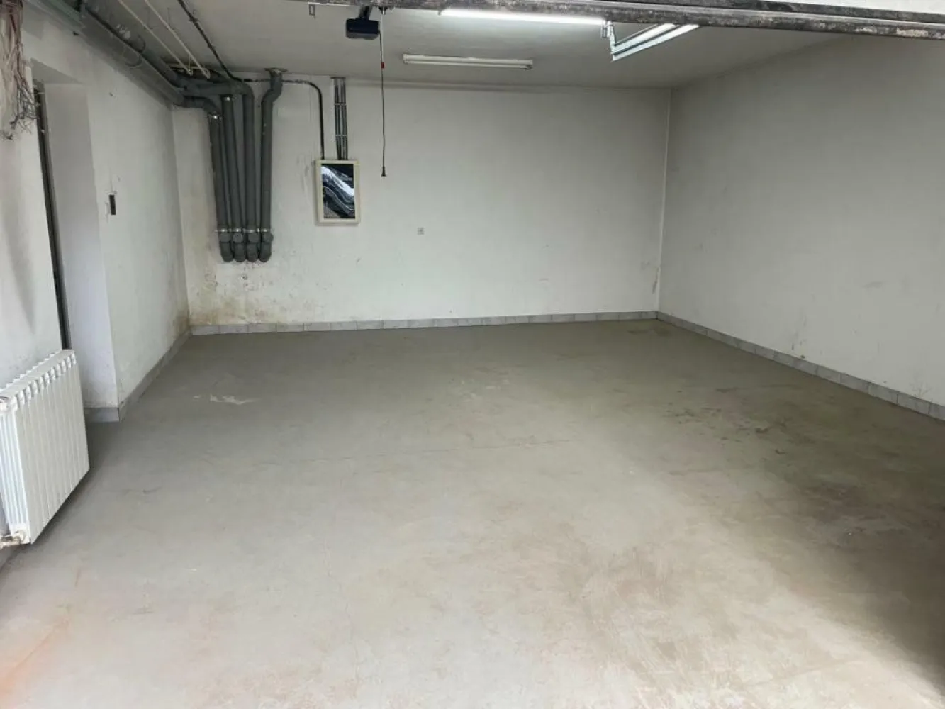 Ag BRASADAS închiriază SPATIU BIROURI/COMERCIAL/DEPOZITARE. - Agenția BRASADAS închiriaza un spaţiu aflat la demisolul unei clădiri de birouri dintr-un imobil D+P+E1, situat în Bucureşti, la in apropiere de staţia de metrou Pipera. Imobilul are acces din mai multe bulevarde principale şi acces rapid către nordul şi centrul oraşului. Spaţiul propus are o suprafaţă de 133 mp, fiind compus din 3 spaţii generoase, dintre care o cameră tezaur + dependinţe. Spaţiul este pretabil pentru multiple activităţi ( depozitare, comert, birouri, atelier etc). Utilităţile şi parcarea se plătesc separat. www.brasadas.com.