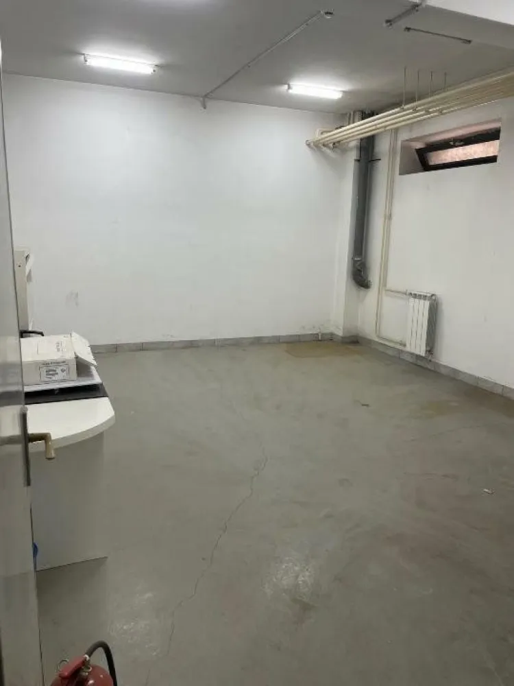 Ag BRASADAS închiriază SPATIU BIROURI/COMERCIAL/DEPOZITARE. - Agenția BRASADAS închiriaza un spaţiu aflat la demisolul unei clădiri de birouri dintr-un imobil D+P+E1, situat în Bucureşti, la in apropiere de staţia de metrou Pipera. Imobilul are acces din mai multe bulevarde principale şi acces rapid către nordul şi centrul oraşului. Spaţiul propus are o suprafaţă de 133 mp, fiind compus din 3 spaţii generoase, dintre care o cameră tezaur + dependinţe. Spaţiul este pretabil pentru multiple activităţi ( depozitare, comert, birouri, atelier etc). Utilităţile şi parcarea se plătesc separat. www.brasadas.com.
