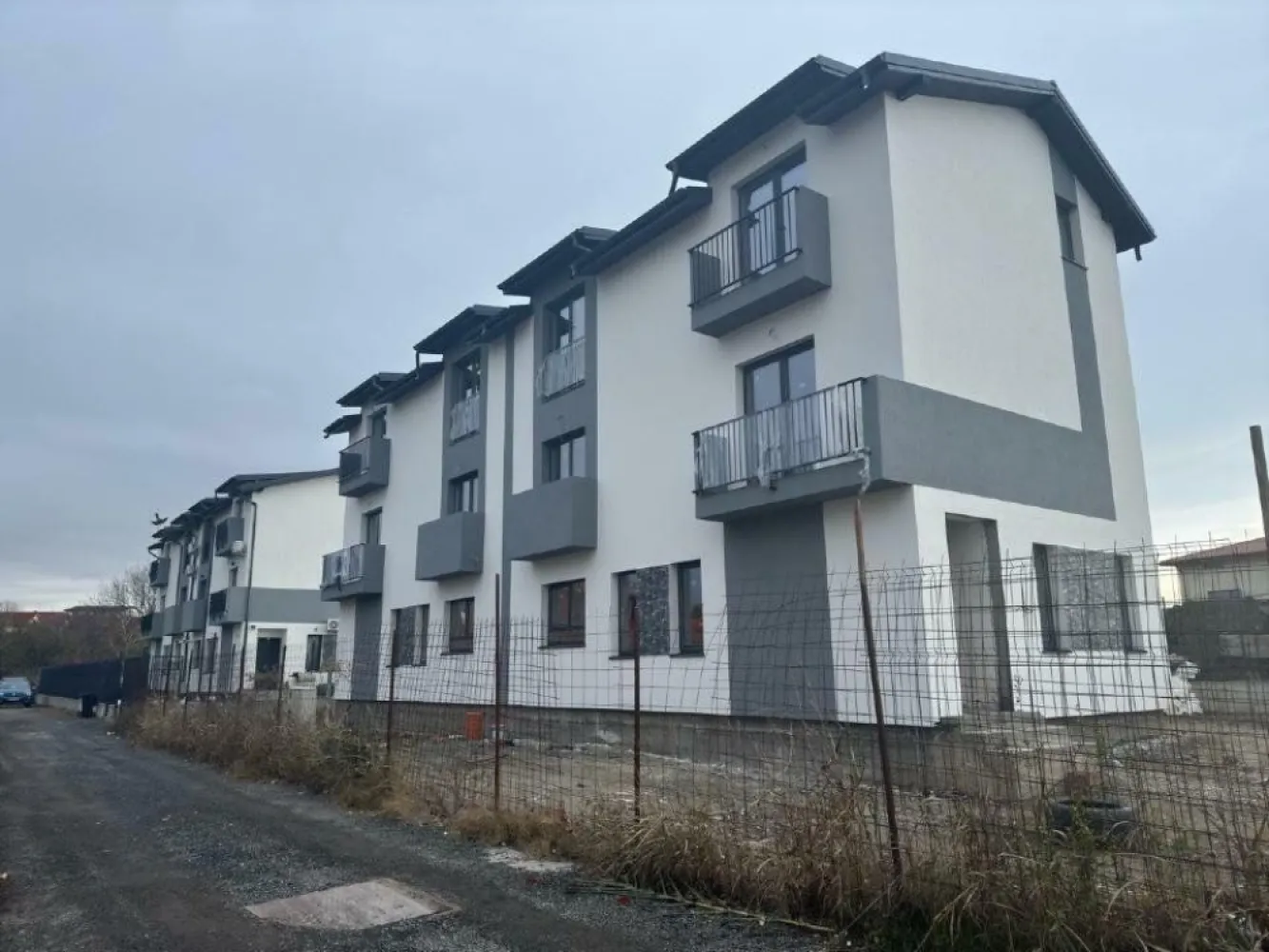 Vila individuala tip duplex, Titan, Grigorescu,Pallady, Salajan,Marului,SECTOR 3 - 1 UNITATE DISPONIBILĂ Vile individuale, tip duplex P+1E+M, in zona N Grigorescu, STR MARULUI SUPRAFATA TEREN 233MP/ UNITATE SUPRAFAŢA CONSTRUITĂ 180mp SUPRAFAŢA UTILA 135mp Compartimentare: PARTER-hol intrare, grup sanitar , bucatarie deschisă, living + dining ETAJ-2 dormitoare generoase , baie, hol MANSARDA-1 dormitor , 1 camera de zi, baie, hol, loc pt dressing. STRUCTURA DE REZISTENTA (FUNDATII, STALPI, GRIZI, PLACI) REALIZATA DIN BETON ARMAT, compartimentare din caramida, finisaje: gresie, faianta, parchet laminat, tencuiala, glet, vopsea lavabila, izolatie termica din polistiren 10cm Utilitati: gaze, curent trifazic-posibilitate Panouri foto Voltaice, apa si canalizare Casele sunt alipite la calcan, cu FUNDATII SI PERETI SEPARATI (individuale) CASELE SE PREDAU CU TOATE UTILITATILE, FINISAJELE (FAINTA, GRESIE, PARCHET, USI INTERIOARE,OBIECTE SANITARE, SCARI INTERIOARE, BALUSTRADE LA ALEGEREA CUMPARATORULUI ), CURTE SI LOCURI DE PARCARE AMENAJATE, IMPRJMUIRE, ETC, PRET TOTAL DE ACHITAT: 289900 EURO COMISION ZERO Rog fără mesaje.