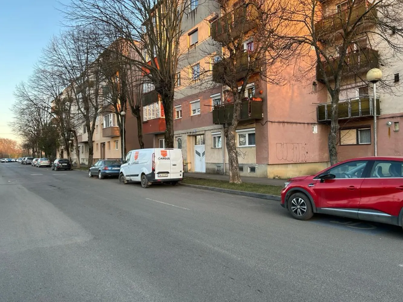 Vand apartament 3 camere - Apartament de vânzare – 3 camere, decomandat, cu balcon! Vă oferim spre vânzare un apartament spațios, decomandat, cu 3 camere, 55,30 mp, situat într-o zonă liniștită din cartierul M17. Bucătăria are balcon, oferind un plus de confort și lumină naturală. Apartamentul este dotat cu geamuri termopan și microcentrală, asigurând un consum eficient de energie și confort termic pe tot parcursul anului. Nu rata această oportunitate! Contactează-ne pentru mai multe detalii! Eladó lakás – 3 szoba, külön bejárat, erkéllyel! Eladásra kínálunk egy tágas, külön bejáratú, 3 szobás lakást, 55,30 nm, egy csendes környéken a M17 negyedben. A konyhához erkély tartozik, amely extra kényelmet és természetes fényt biztosít. A lakás hőszigetelt ablakokkal és cirkófűtéssel van felszerelve, így energiahatékony és egész évben kellemes hőmérsékletű. Ne hagyja ki ezt a lehetőséget! Lépjen velünk kapcsolatba további részletekért!