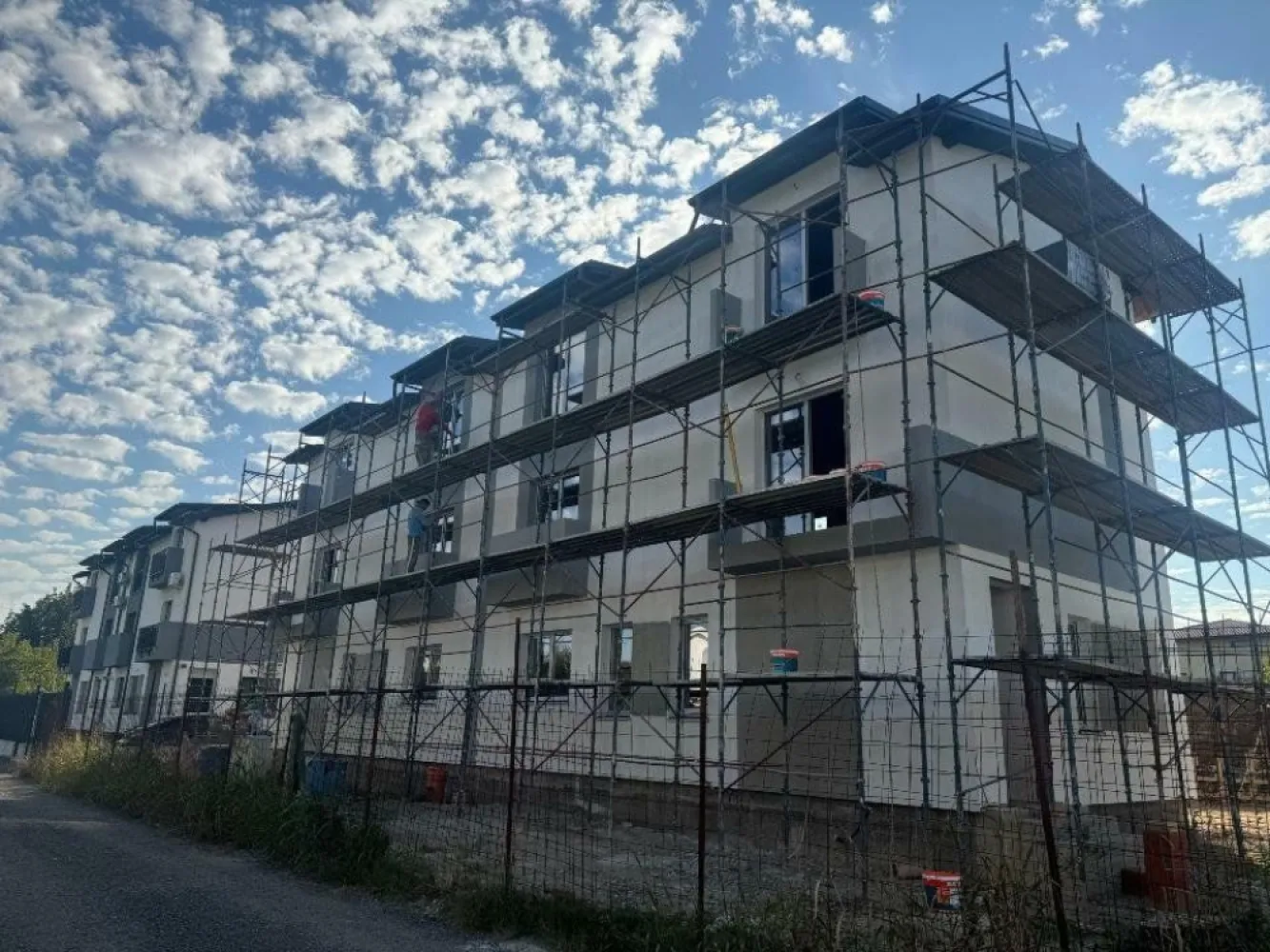 Vila individuala tip duplex, Titan, Grigorescu,Pallady, Salajan,Marului,SECTOR 3 - 1 UNITATE DISPONIBILĂ Vile individuale, tip duplex P+1E+M, in zona N Grigorescu, STR MARULUI SUPRAFATA TEREN 233MP/ UNITATE SUPRAFAŢA CONSTRUITĂ 180mp SUPRAFAŢA UTILA 135mp Compartimentare: PARTER-hol intrare, grup sanitar , bucatarie deschisă, living + dining ETAJ-2 dormitoare generoase , baie, hol MANSARDA-1 dormitor , 1 camera de zi, baie, hol, loc pt dressing. STRUCTURA DE REZISTENTA (FUNDATII, STALPI, GRIZI, PLACI) REALIZATA DIN BETON ARMAT, compartimentare din caramida, finisaje: gresie, faianta, parchet laminat, tencuiala, glet, vopsea lavabila, izolatie termica din polistiren 10cm Utilitati: gaze, curent trifazic-posibilitate Panouri foto Voltaice, apa si canalizare Casele sunt alipite la calcan, cu FUNDATII SI PERETI SEPARATI (individuale) CASELE SE PREDAU CU TOATE UTILITATILE, FINISAJELE (FAINTA, GRESIE, PARCHET, USI INTERIOARE,OBIECTE SANITARE, SCARI INTERIOARE, BALUSTRADE LA ALEGEREA CUMPARATORULUI ), CURTE SI LOCURI DE PARCARE AMENAJATE, IMPRJMUIRE, ETC, PRET TOTAL DE ACHITAT: 289900 EURO COMISION ZERO Rog fără mesaje.