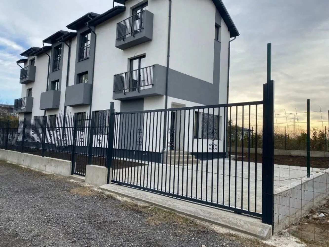 Vila individuala tip duplex, Titan, Grigorescu,Pallady, Salajan,Marului,SECTOR 3 - 1 UNITATE DISPONIBILĂ Vile individuale, tip duplex P+1E+M, in zona N Grigorescu, STR MARULUI SUPRAFATA TEREN 233MP/ UNITATE SUPRAFAŢA CONSTRUITĂ 180mp SUPRAFAŢA UTILA 135mp Compartimentare: PARTER-hol intrare, grup sanitar , bucatarie deschisă, living + dining ETAJ-2 dormitoare generoase , baie, hol MANSARDA-1 dormitor , 1 camera de zi, baie, hol, loc pt dressing. STRUCTURA DE REZISTENTA (FUNDATII, STALPI, GRIZI, PLACI) REALIZATA DIN BETON ARMAT, compartimentare din caramida, finisaje: gresie, faianta, parchet laminat, tencuiala, glet, vopsea lavabila, izolatie termica din polistiren 10cm Utilitati: gaze, curent trifazic-posibilitate Panouri foto Voltaice, apa si canalizare Casele sunt alipite la calcan, cu FUNDATII SI PERETI SEPARATI (individuale) CASELE SE PREDAU CU TOATE UTILITATILE, FINISAJELE (FAINTA, GRESIE, PARCHET, USI INTERIOARE,OBIECTE SANITARE, SCARI INTERIOARE, BALUSTRADE LA ALEGEREA CUMPARATORULUI ), CURTE SI LOCURI DE PARCARE AMENAJATE, IMPRJMUIRE, ETC, PRET TOTAL DE ACHITAT: 289900 EURO COMISION ZERO Rog fără mesaje.