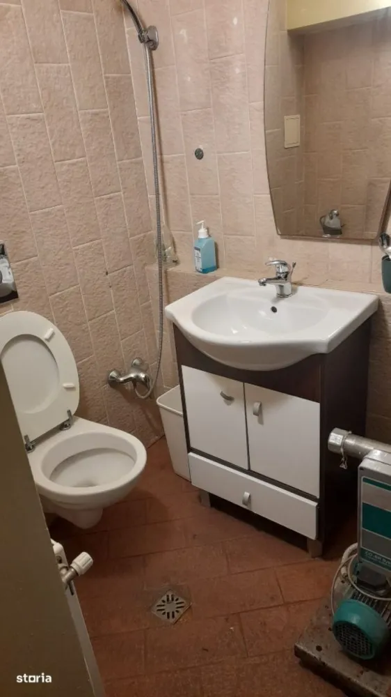 De inchiriat spatiu comercial pretabil pentru imagistica dentara - De inchiriat spatiu comercial pretabil pentru imagistica dentara / servicii medicale Va oferim spre inchiriere un spatiu comercial situat la subsol, ideal pentru deschiderea unui punct de imagistica dentara. In cladire functioneaza deja doua cabinete stomatologice, ceea ce il face o alegere excelenta pentru un centru de radiologie dentara. De asemenea, spatiul este potrivit si pentru alte activitati medicale conexe, precum: laborator de analize, cabinet de ortodontie, centru de fizioterapie sau dermatologie estetica. Detalii locatie: