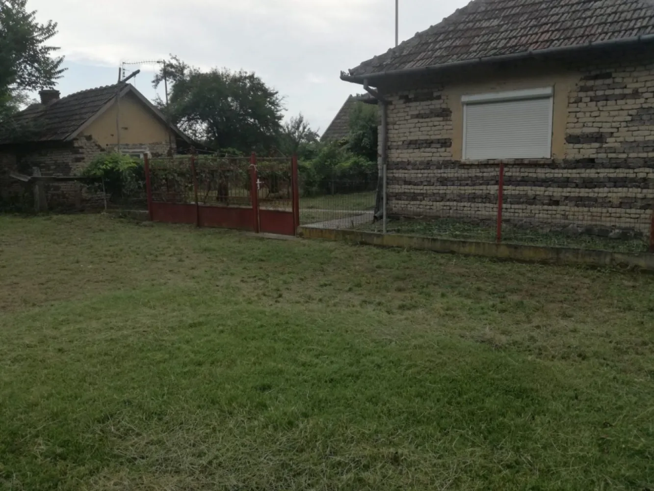 Ag BRASADAS vinde casa LOCUIBILA 3 cam teren 5.000 mp HOREA. - Agenția BRASADAS vinde casa individuala cu 3 camere si teren aferent de 5.000 mp. în localitatea Horea din județul Satu Mare. Casa este LOCUIBILA. www.brasadas.com.