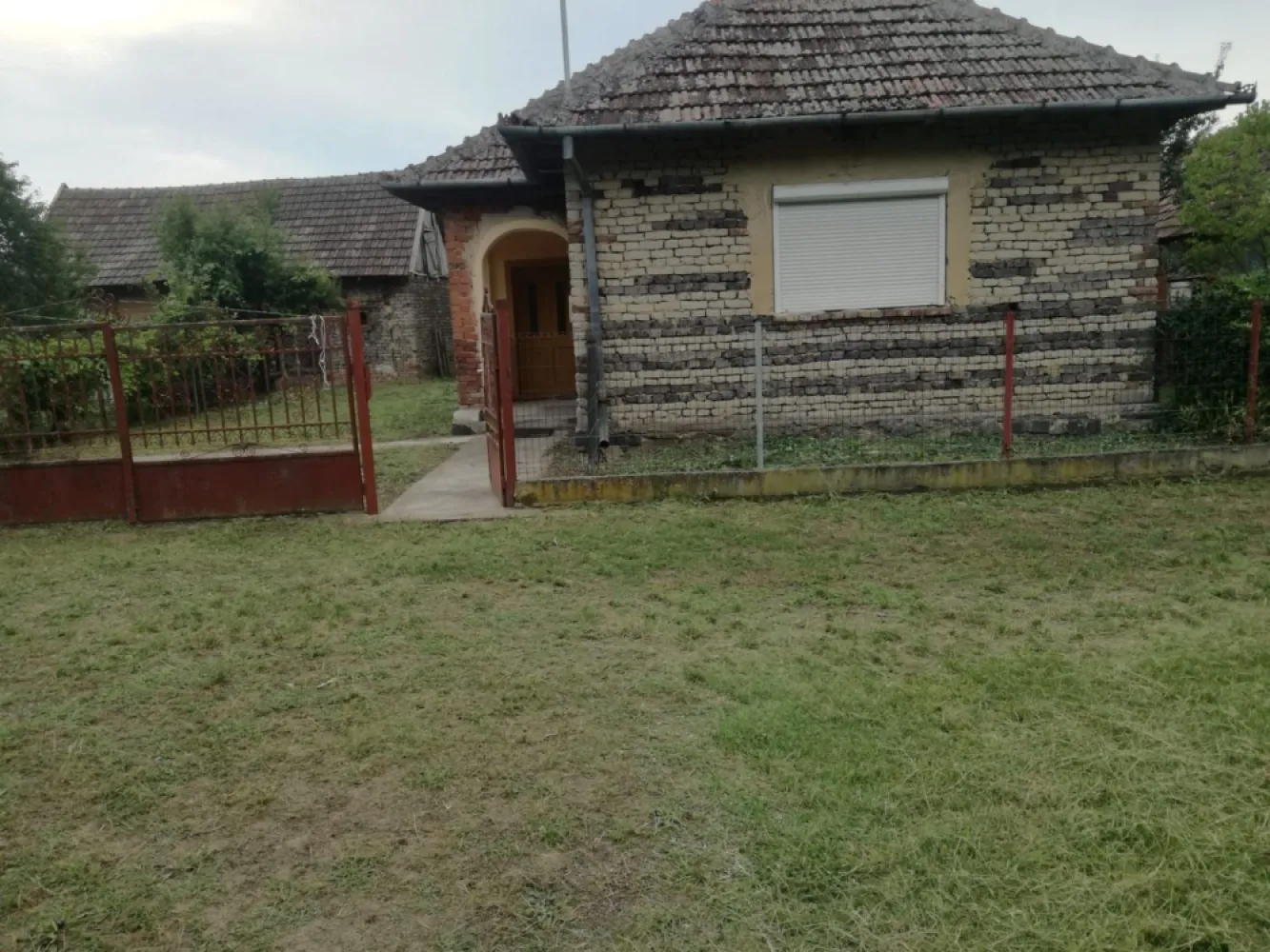 Ag BRASADAS vinde casa LOCUIBILA 3 cam teren 5.000 mp HOREA. - Agenția BRASADAS vinde casa individuala cu 3 camere si teren aferent de 5.000 mp. în localitatea Horea din județul Satu Mare. Casa este LOCUIBILA. www.brasadas.com.