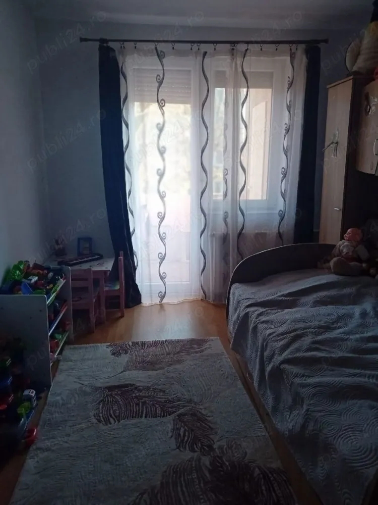 Ag BRASADAS vinde apt. 3 cam etaj 2 Neajlov. - Agenția BRASADAS vinde apartament cu 3 camere din caramida semidecomandat. apartamentul este situat pe strada neajlov etaj 2,scara inchisa cu interfon si curata Suprafata apartamentului 92mp:3camere,bucatarie mare,2l holuri,1baie,1balcon mare cu şpaiț. Apartamentul a fost renovat in totalitate in anul 2020 inclusiv instalatie de curent,apa,gaz,centrala noua,geamuri termopane,usa de siguranta. Apartamentul se vinde semi mobilat hol,bucatarie:cuptor,plita,microunde incorporata. Apartamentul se afla in apropiere de piata,scoala gradinita,nepi mall,parcare rezercata. www.brasadas.com.