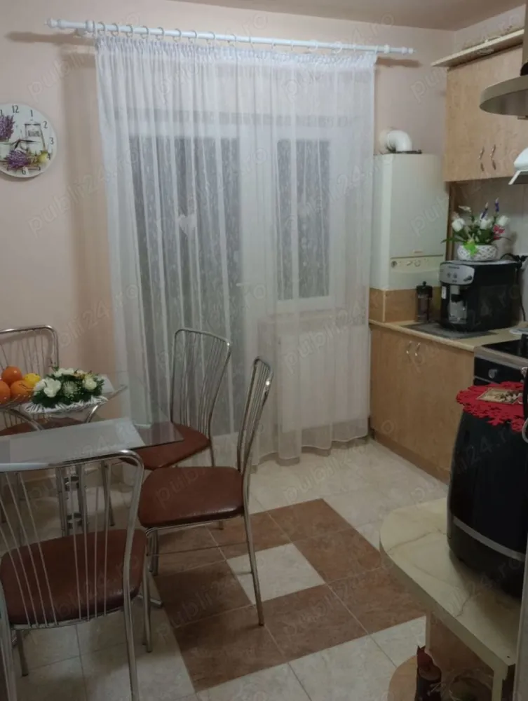 Vînd Apartament 2 cam. - Vînd Apartament 2camere decomandat din cărămidă în Micro 17 lingă Piață pe Jocului U J 8 etj 4 ,Apartamentul este pe mijloc.Are Acoperiș ,Beci întreținut cu rafturi, uscat , cu ușă din metal ,Apartamentul este pus la punct ,începând de la Instalație electrică până la pereți refăcuți din nou, adică bătut toată tencuiala până la cărămidă. Gresiat faianțat .Microcentrala, balcoane la bucătărie, care este închis, iar la camera mare doar acoperit. Geamuri Termopan, la balcoane cu sticlă până jos .