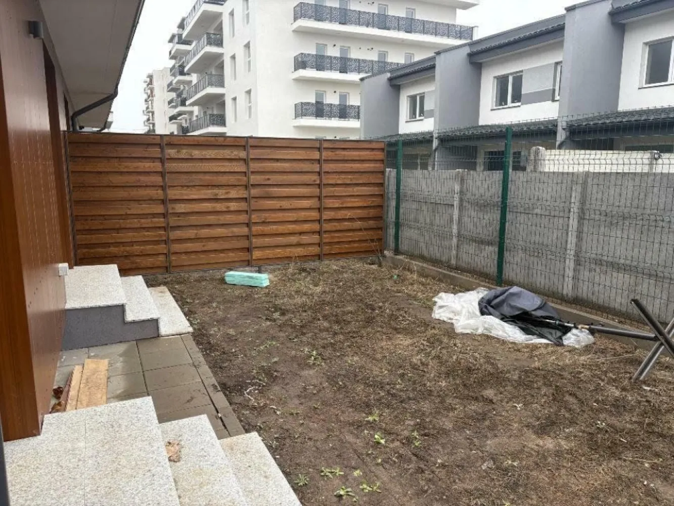 Vila moderna spatioasa - Vila spatioasa moderna. Economica energetic. 2 -locuri de parcare Curte Fatada ventilata parter. Izolatie exterioara cu vata bazaltica Rockwool. Zidarie caramida Wiennerberger Porotherm de 30cm Placi beton si construcţie cadre . Tamplarie Salamander 76 tripan Low. gri antracit Incalzire pardoseala marca Hertz ( Germania) Centrala Viessman connect mobile. Insalatii sanitare Tece si obiecte sanitare Ideal standard (Germania) Usa intrare Hormann ( Germania) Usi interior Doorsystem Parchet laminat Swisskrono (Germania) Gresie portelanata (Italia) Cabluri electrice ignifugate si prize si intrerupatoare Gewiss.( Germania) Parter : Living + Bucatarie Dormitor/birou Baie/ spalatorie Etaj 1 : 3 dormitoare 2 bai 1 dressing Etaj 2 : open space cu spatii de depozitare Pret 265.000â‚Ź+ TVA