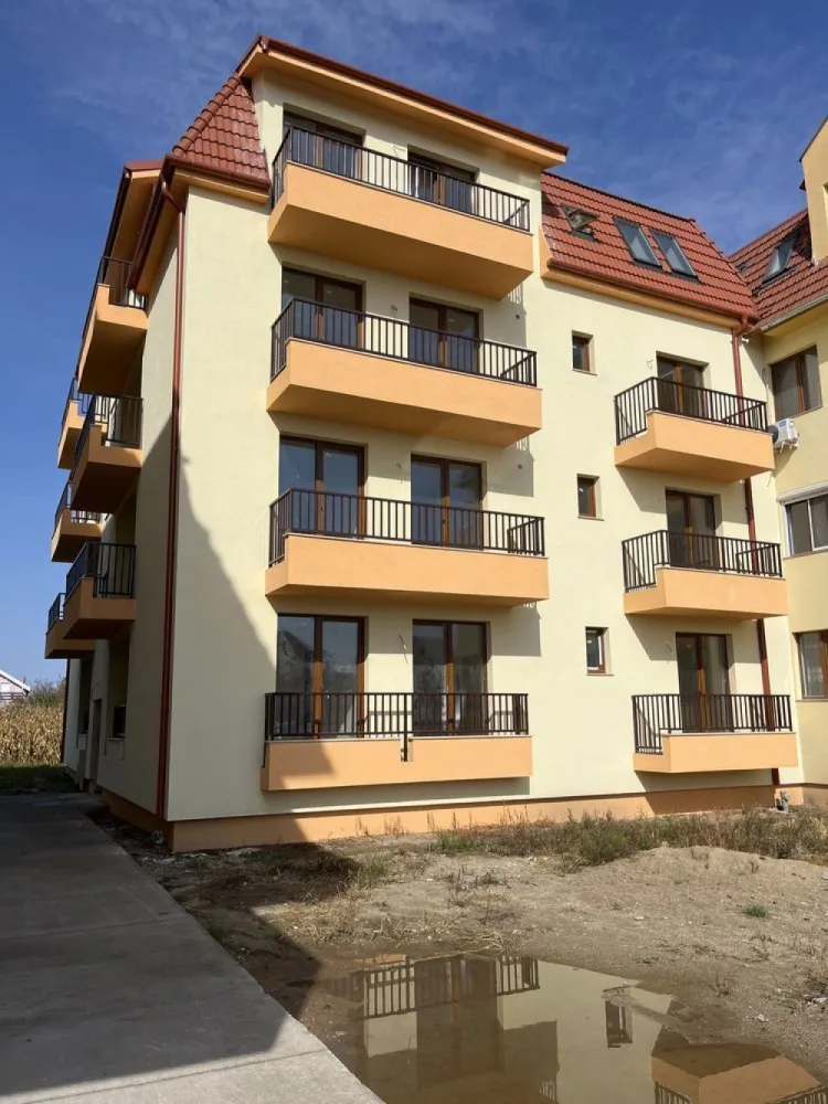 BRASADAS vinde ap 2 cam Odobescu - Agentia Imobiliara BRASADAS vinde apartament cu 2 si 3 camere in zona Pta.de vechituri, str. Al. Odobescu, bloc nou, et.1-2-3-mansarda, bloc de caramida, izolat exterior cu polistiren de 15 cm, geamuri termopane 7 camere, si 3 sticle, usa de siguranta, semifinisate, living+bucatarie, unu sau doua dormitoare, o baie sau doua Per apartament, balcone. Suprafete incepand de la 57 mp. Preturi incepand de la 62.000 Avem un bloc nou cu extrase de carte funciară individuale, cu 12 apartamente disponibile, cu prețuri de la 67.000 euro față TVA, suprafețe între 60 si 75 mp. Ultimele apartamente disponibile în această zonă liniștită!!! Apartamentele sunt cu extrase CF individuale, posibilitate de achiziționare prin credit bancar! Www.brasadas.com.