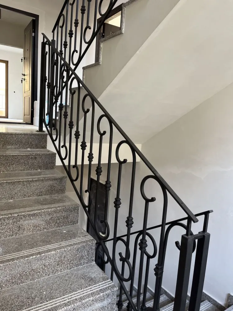 BRASADAS vinde ap 2 cam Odobescu - Agentia Imobiliara BRASADAS vinde apartament cu 2 si 3 camere in zona Pta.de vechituri, str. Al. Odobescu, bloc nou, et.1-2-3-mansarda, bloc de caramida, izolat exterior cu polistiren de 15 cm, geamuri termopane 7 camere, si 3 sticle, usa de siguranta, semifinisate, living+bucatarie, unu sau doua dormitoare, o baie sau doua Per apartament, balcone. Suprafete incepand de la 57 mp. Preturi incepand de la 62.000 Avem un bloc nou cu extrase de carte funciară individuale, cu 12 apartamente disponibile, cu prețuri de la 67.000 euro față TVA, suprafețe între 60 si 75 mp. Ultimele apartamente disponibile în această zonă liniștită!!! Apartamentele sunt cu extrase CF individuale, posibilitate de achiziționare prin credit bancar! Www.brasadas.com.