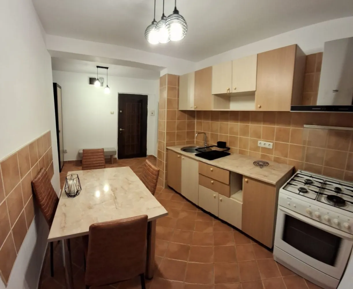 Inchiriez ap.2 cam Tei, Obor. - Prima inchiriere. Ap.este renovat și mobilat complet. Bloc anvelopa, scara foarte curata. Apartamentul este la etajul 2/8, bloc din 1982. Cu vedere pe spate, intrarea se face din strada Teiul Doamnei ( cartier Colentina). Statie STB în fata scării, aproape de metrou Obor și Stefan cel Mare. Se poate ajunge ușor în zona business Pipera. Aproape de parcul Tei și Plumbuita. Merita vizionat, nu veți regreta! Proprietar, nu colaborez cu agenții.