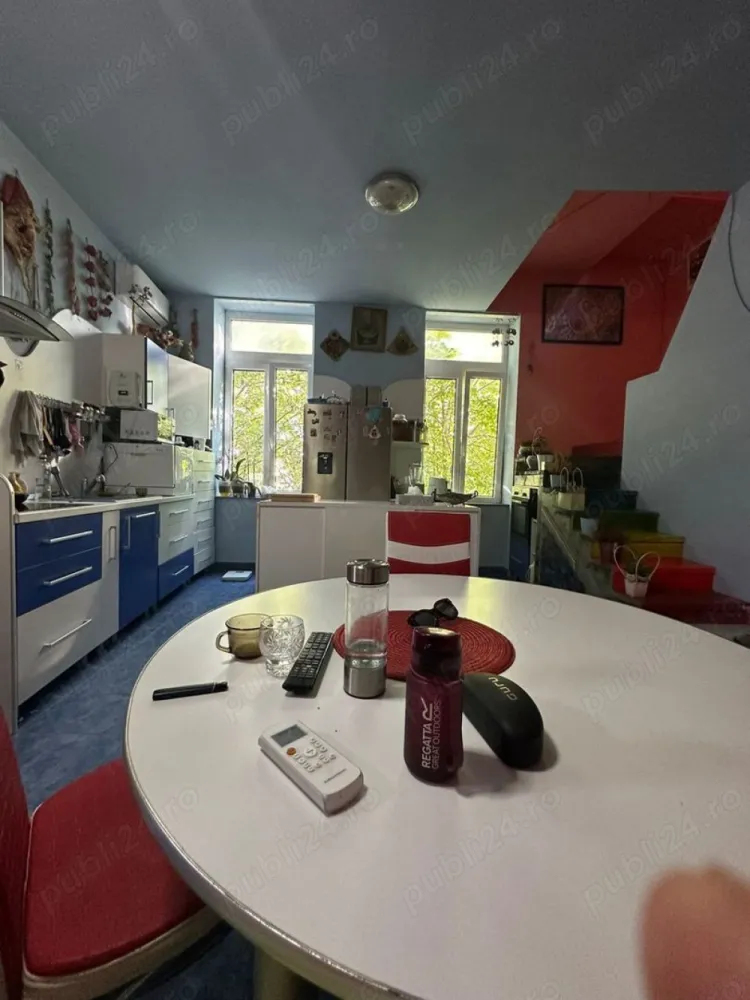 Ag BRASADAS vinde apt. 4 cam 140 mp Etj.1 + mansardă. - Agenția BRASADAS vinde apartament dispus pe 2 nivele: -la etajul 1: 50 mp: hol, cabinet, wc de serviciu și bucătărie; -la mansardă: 90 mp: hol, 3 camere, 2 băi cu vană fiecare, terasă închisă și balcon; -la subsolul casei are o boxă de apoximativ 16 mp și -parte din curtea comună care este accesibilă autoturismelor. Are încălzire în pardosea, curent trifazic, este folosit ca locuință și cabinet psihologic, însă este pretabil pentru sediu de firmă sau doar pentru locuință ori pentru închiriere la elevi, fiind foarte aproape de majoritatea liceelor din municipiu. Acoperișul este din două ape, refăcut complet în 2013, căptușit cu vată minerală, iar la ambele nivele are câte un aer condiționat, ambele montate în 2021. Încălzirea este pe bază de apă în pardosea și se realizează cu centrală în condensare (pe gaz). Mobilierul din cele 3 băi și din două dormitoare este inclus în preț. Vasele wc din băi sunt suspendate și au sisteme Geberit. Teii din fața casei asigură parfumul casei în fiecare primăvară, iar dormitoarele dispuse spre curte și având geamuri termopane, estompează gălăgia orașului și asigură liniștea necesară pentru un somn odihnitor. www.brasadas.com.