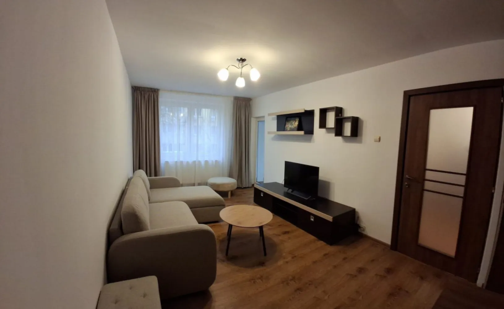 Inchiriez ap.2 cam Tei, Obor. - Prima inchiriere. Ap.este renovat și mobilat complet. Bloc anvelopa, scara foarte curata. Apartamentul este la etajul 2/8, bloc din 1982. Cu vedere pe spate, intrarea se face din strada Teiul Doamnei ( cartier Colentina). Statie STB în fata scării, aproape de metrou Obor și Stefan cel Mare. Se poate ajunge ușor în zona business Pipera. Aproape de parcul Tei și Plumbuita. Merita vizionat, nu veți regreta! Proprietar, nu colaborez cu agenții.