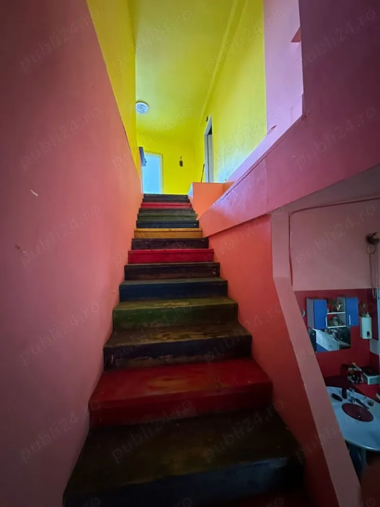 Ag BRASADAS vinde apt. 4 cam 140 mp Etj.1 + mansardă. - Agenția BRASADAS vinde apartament dispus pe 2 nivele: -la etajul 1: 50 mp: hol, cabinet, wc de serviciu și bucătărie; -la mansardă: 90 mp: hol, 3 camere, 2 băi cu vană fiecare, terasă închisă și balcon; -la subsolul casei are o boxă de apoximativ 16 mp și -parte din curtea comună care este accesibilă autoturismelor. Are încălzire în pardosea, curent trifazic, este folosit ca locuință și cabinet psihologic, însă este pretabil pentru sediu de firmă sau doar pentru locuință ori pentru închiriere la elevi, fiind foarte aproape de majoritatea liceelor din municipiu. Acoperișul este din două ape, refăcut complet în 2013, căptușit cu vată minerală, iar la ambele nivele are câte un aer condiționat, ambele montate în 2021. Încălzirea este pe bază de apă în pardosea și se realizează cu centrală în condensare (pe gaz). Mobilierul din cele 3 băi și din două dormitoare este inclus în preț. Vasele wc din băi sunt suspendate și au sisteme Geberit. Teii din fața casei asigură parfumul casei în fiecare primăvară, iar dormitoarele dispuse spre curte și având geamuri termopane, estompează gălăgia orașului și asigură liniștea necesară pentru un somn odihnitor. www.brasadas.com.