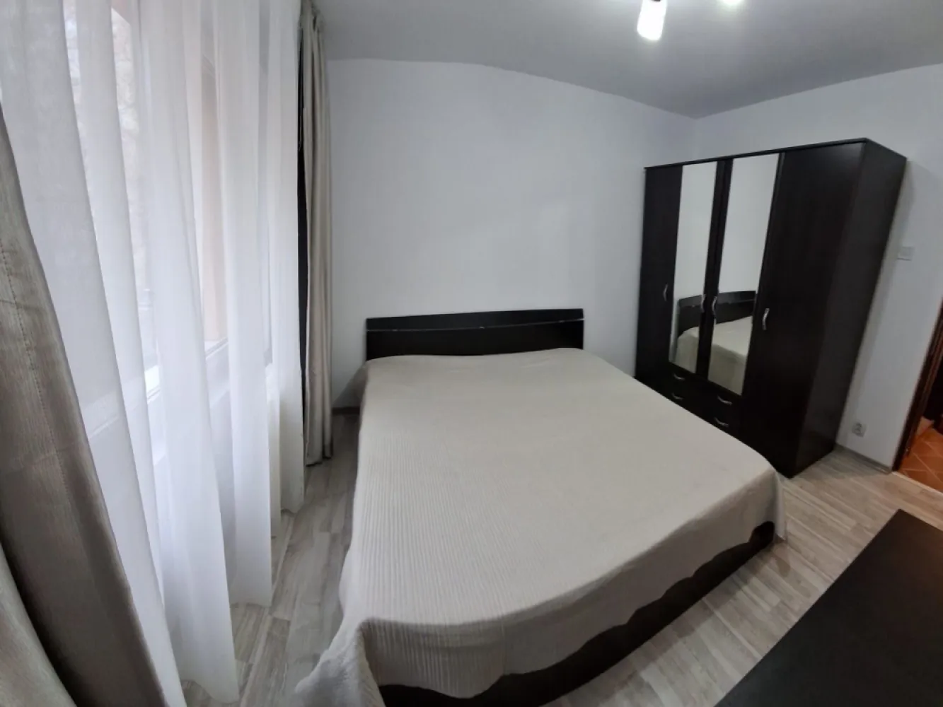 Inchiriez ap.2 cam Tei, Obor. - Prima inchiriere. Ap.este renovat și mobilat complet. Bloc anvelopa, scara foarte curata. Apartamentul este la etajul 2/8, bloc din 1982. Cu vedere pe spate, intrarea se face din strada Teiul Doamnei ( cartier Colentina). Statie STB în fata scării, aproape de metrou Obor și Stefan cel Mare. Se poate ajunge ușor în zona business Pipera. Aproape de parcul Tei și Plumbuita. Merita vizionat, nu veți regreta! Proprietar, nu colaborez cu agenții.