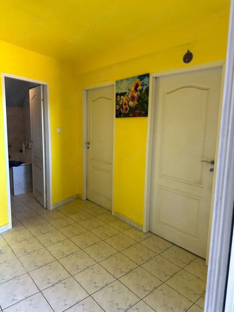Ag BRASADAS vinde apt. 4 cam 140 mp Etj.1 + mansardă. - Agenția BRASADAS vinde apartament dispus pe 2 nivele: -la etajul 1: 50 mp: hol, cabinet, wc de serviciu și bucătărie; -la mansardă: 90 mp: hol, 3 camere, 2 băi cu vană fiecare, terasă închisă și balcon; -la subsolul casei are o boxă de apoximativ 16 mp și -parte din curtea comună care este accesibilă autoturismelor. Are încălzire în pardosea, curent trifazic, este folosit ca locuință și cabinet psihologic, însă este pretabil pentru sediu de firmă sau doar pentru locuință ori pentru închiriere la elevi, fiind foarte aproape de majoritatea liceelor din municipiu. Acoperișul este din două ape, refăcut complet în 2013, căptușit cu vată minerală, iar la ambele nivele are câte un aer condiționat, ambele montate în 2021. Încălzirea este pe bază de apă în pardosea și se realizează cu centrală în condensare (pe gaz). Mobilierul din cele 3 băi și din două dormitoare este inclus în preț. Vasele wc din băi sunt suspendate și au sisteme Geberit. Teii din fața casei asigură parfumul casei în fiecare primăvară, iar dormitoarele dispuse spre curte și având geamuri termopane, estompează gălăgia orașului și asigură liniștea necesară pentru un somn odihnitor. www.brasadas.com.