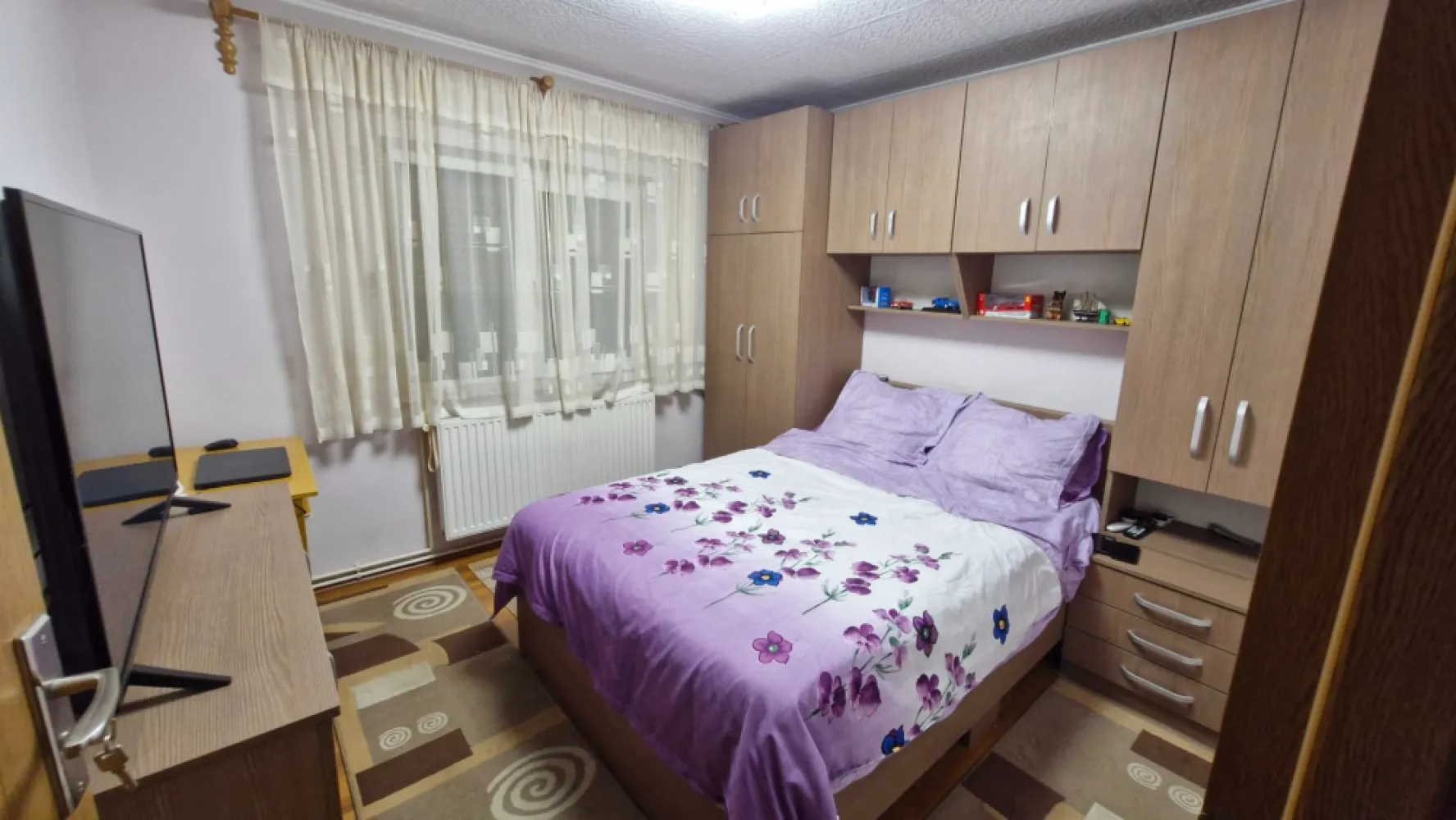Vând apartament 3 camare - Vând apartament cu 3 camere (decomandat) suprafața 90mp în cartierul Micro 16, etajul 4, cu acoperiş, 2 balcoane închise, 2 baie, bucătărie. Instalația electrică schimbată, aer conditionat, centrală pe gaz, geamuri termopane şi loc de parcare rezervat. Apartamentul se află pe Strada Crizantemei vizavi cu Liceul George Emil Palade. Prețul este de 80.000 euro Contact 07********84