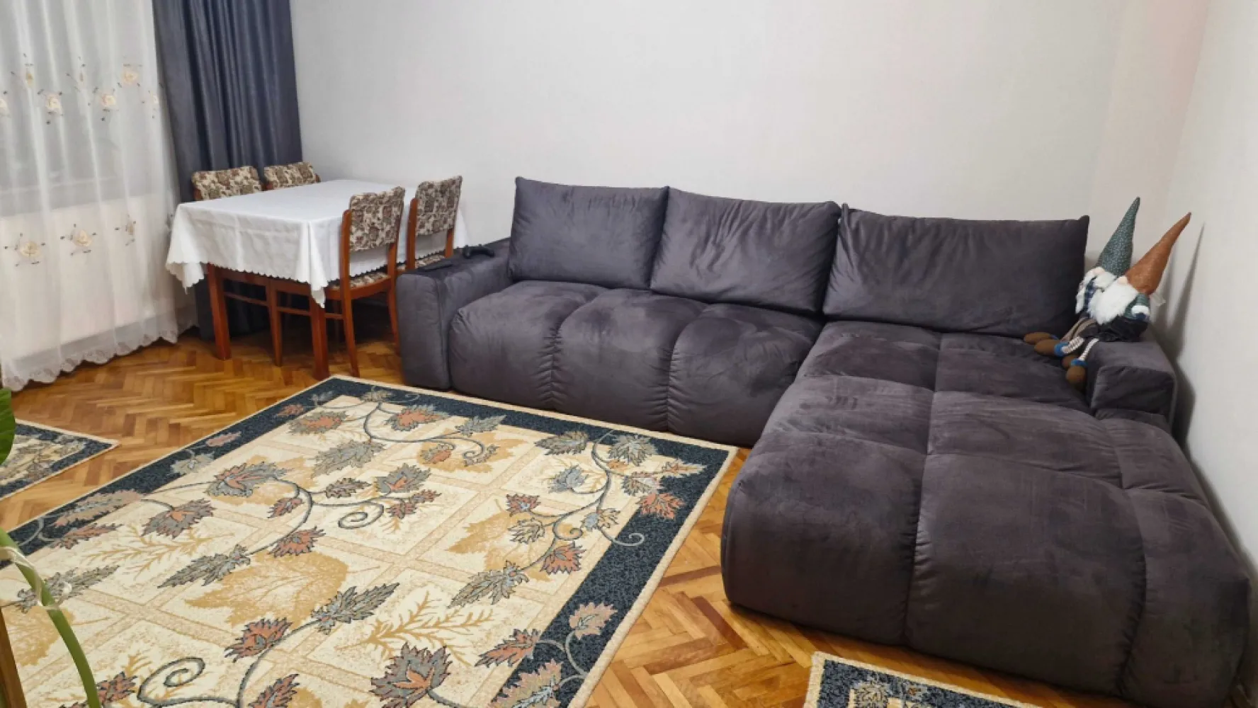 Vând apartament 3 camare - Vând apartament cu 3 camere (decomandat) suprafața 90mp în cartierul Micro 16, etajul 4, cu acoperiş, 2 balcoane închise, 2 baie, bucătărie. Instalația electrică schimbată, aer conditionat, centrală pe gaz, geamuri termopane şi loc de parcare rezervat. Apartamentul se află pe Strada Crizantemei vizavi cu Liceul George Emil Palade. Prețul este de 80.000 euro Contact 07********84