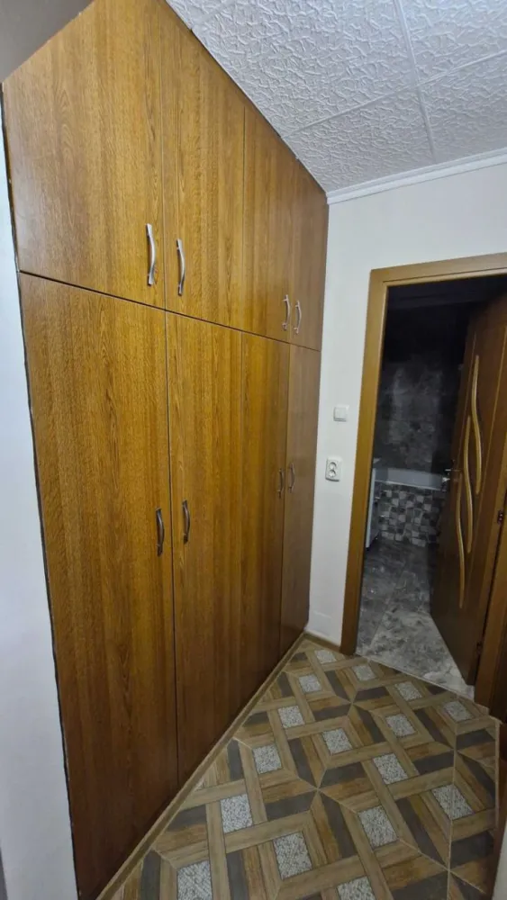 Vând apartament 3 camare - Vând apartament cu 3 camere (decomandat) suprafața 90mp în cartierul Micro 16, etajul 4, cu acoperiş, 2 balcoane închise, 2 baie, bucătărie. Instalația electrică schimbată, aer conditionat, centrală pe gaz, geamuri termopane şi loc de parcare rezervat. Apartamentul se află pe Strada Crizantemei vizavi cu Liceul George Emil Palade. Prețul este de 80.000 euro Contact 07********84
