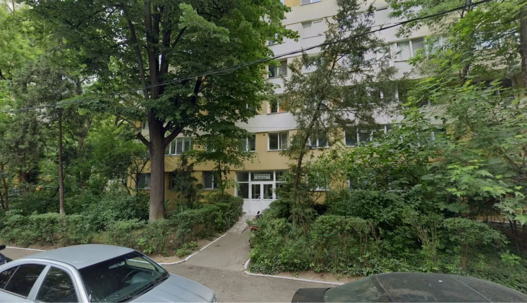 Garsoniera, Studio, Obor apropae de parc, potential spatiu comercial - Ofer spre vanzare garsoniera decomandată (bucatarie si hol separat de camera principala), situată într-o locație excelentă la 5 minute de Parc Pumbuita si in proximitate piața Obor, cu un potențial comercial ridicat. Cu o suprafață utilă de 37 mp și compartimentare eficientă (hol, bucătărie, baie, dormitor), acest apartament construit în 1972 este ideal atât pentru locuit, cât și pentru investiții în spații comerciale (salon, magazin etc.) Localizat la parter (Ion Berindei nr.9), cu acces direct la strada Ion Berindei si foarte rapid la Doamna Ghica si șossaua Bucuresti-Urziceni, garsoniera beneficiază accesul rapid la mijloacele de transport în comun (stație de autobuz, tramvai și metrou) - Locație excelentă: Zona centrală, aproape de Parcul Plumbuita și Piața Obor - Suprafață și compartimentare: 37 mp utili, decomandat – hol, bucătărie, baie și dormitor - Ideal pentru locuință sau Potențial commercial: salon sau magazin, având acces direct din stradă - Acces la transport public: Stație de autobuz, tramvai și metrou în proximitate Va rog să mă contactați doar daca sunteți hotărâți daca nu raspund lasăți un mesaj!
