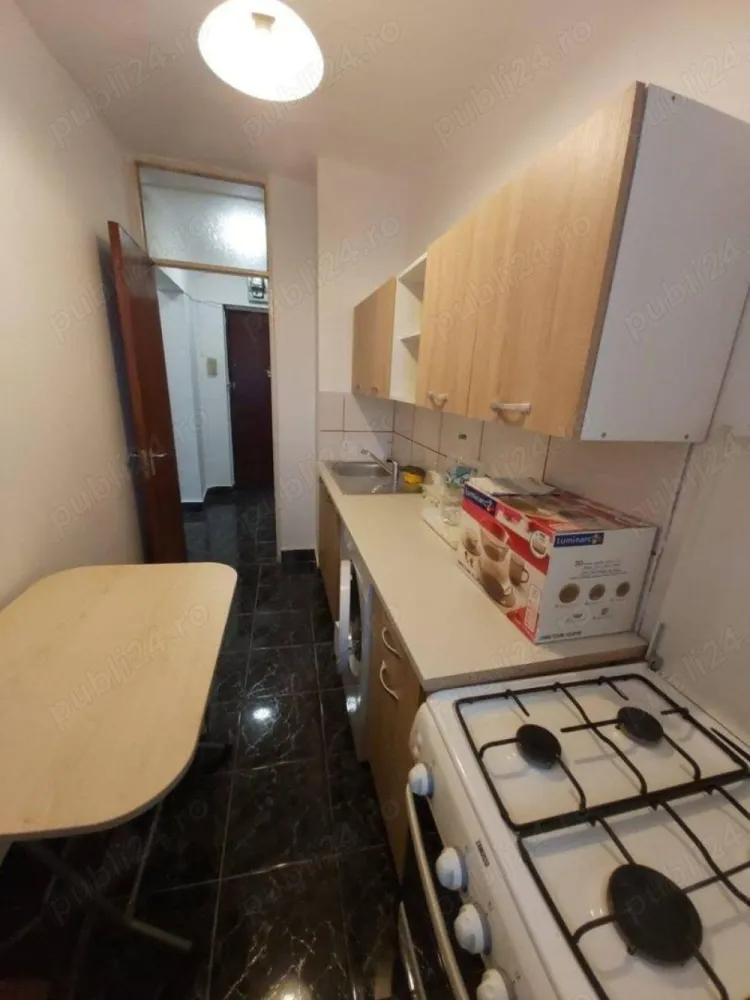 Garsoniera Doamna Ghica - PROPRIETAR vând garsonieră in zona Doamna Ghica, confort 1, decomandata, 33 mp, etaj 10, terasa ok, cu etaj tehnic deasupra (baie și camera). Garsoniera este proaspăt igienizata, mobilata recent, se vinde cu tot ce este in poze, mobilier, frigider, mașină de spălat, aragaz. La baie exista boiler pt situații neprevăzute. Garsoniera este situata pe mijloc, iar tavanul in camera este refăcut cu vata de sticla și placat cu polistiren expandat. Blocul are lift modern, este monitorizat video și intra acum in procesul de reabilitare. Este construit in 1980, nu are risc seismic sau urgenta, așa ca se poate vinde cu orice tip de credit. Este ideala pt locuit, dar și pt investiție, se închiriază cu 300 euro luna.