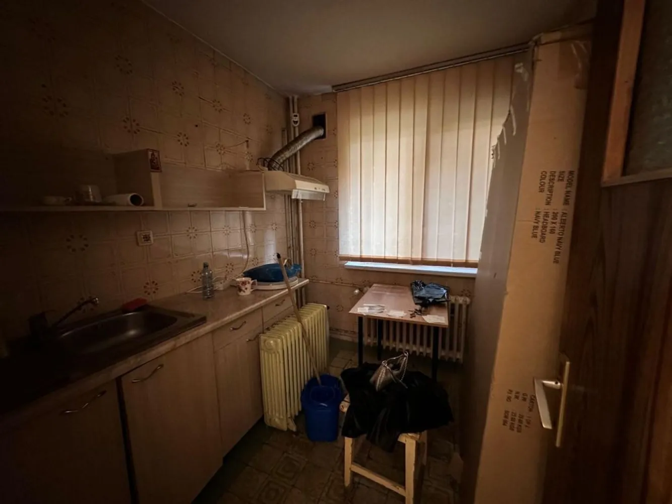 Garsoniera, Studio, Obor apropae de parc, potential spatiu comercial - Ofer spre vanzare garsoniera decomandată (bucatarie si hol separat de camera principala), situată într-o locație excelentă la 5 minute de Parc Pumbuita si in proximitate piața Obor, cu un potențial comercial ridicat. Cu o suprafață utilă de 37 mp și compartimentare eficientă (hol, bucătărie, baie, dormitor), acest apartament construit în 1972 este ideal atât pentru locuit, cât și pentru investiții în spații comerciale (salon, magazin etc.) Localizat la parter (Ion Berindei nr.9), cu acces direct la strada Ion Berindei si foarte rapid la Doamna Ghica si șossaua Bucuresti-Urziceni, garsoniera beneficiază accesul rapid la mijloacele de transport în comun (stație de autobuz, tramvai și metrou) - Locație excelentă: Zona centrală, aproape de Parcul Plumbuita și Piața Obor - Suprafață și compartimentare: 37 mp utili, decomandat – hol, bucătărie, baie și dormitor - Ideal pentru locuință sau Potențial commercial: salon sau magazin, având acces direct din stradă - Acces la transport public: Stație de autobuz, tramvai și metrou în proximitate Va rog să mă contactați doar daca sunteți hotărâți daca nu raspund lasăți un mesaj!