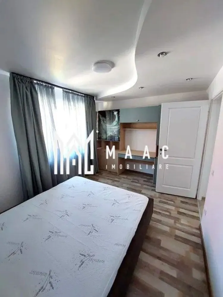 Apartament la casa 4 camere | Decomandat | Valea Aurie - MAAC Imobiliare vă propune spre vânzare un apartament cu 4 camere, decomandat, la etajul 1 al unui imobil situat în Valea Aurie. Locuinta are o suprafata utila de 92 mp si este compartimentata astfel: Lliving cu spatiu pentru luat masa, Bucatarie inchisa, 3 dormitoare, 2 bai ( baia principala are cada si o baie de serviciu cu geam de aerisire). Apartamentul se vinde complet mobilat si utilat cu: aragaz cu cuptor, frigider, masina de salat rufe , TV. Se poate achizitiona boxa la demisolul imobilului. In apropiere, ca si puncte de interes: scoli, magazine ( Profi, Mega Image), statii pentru transportul in comun, parc, Inspectoratul de Jandarmi, la aproximativ 1 km de Zoo. Pentru mai multe detalii precizati telefonic ca ati vazut anuntul cu ID: CP2780360 }}