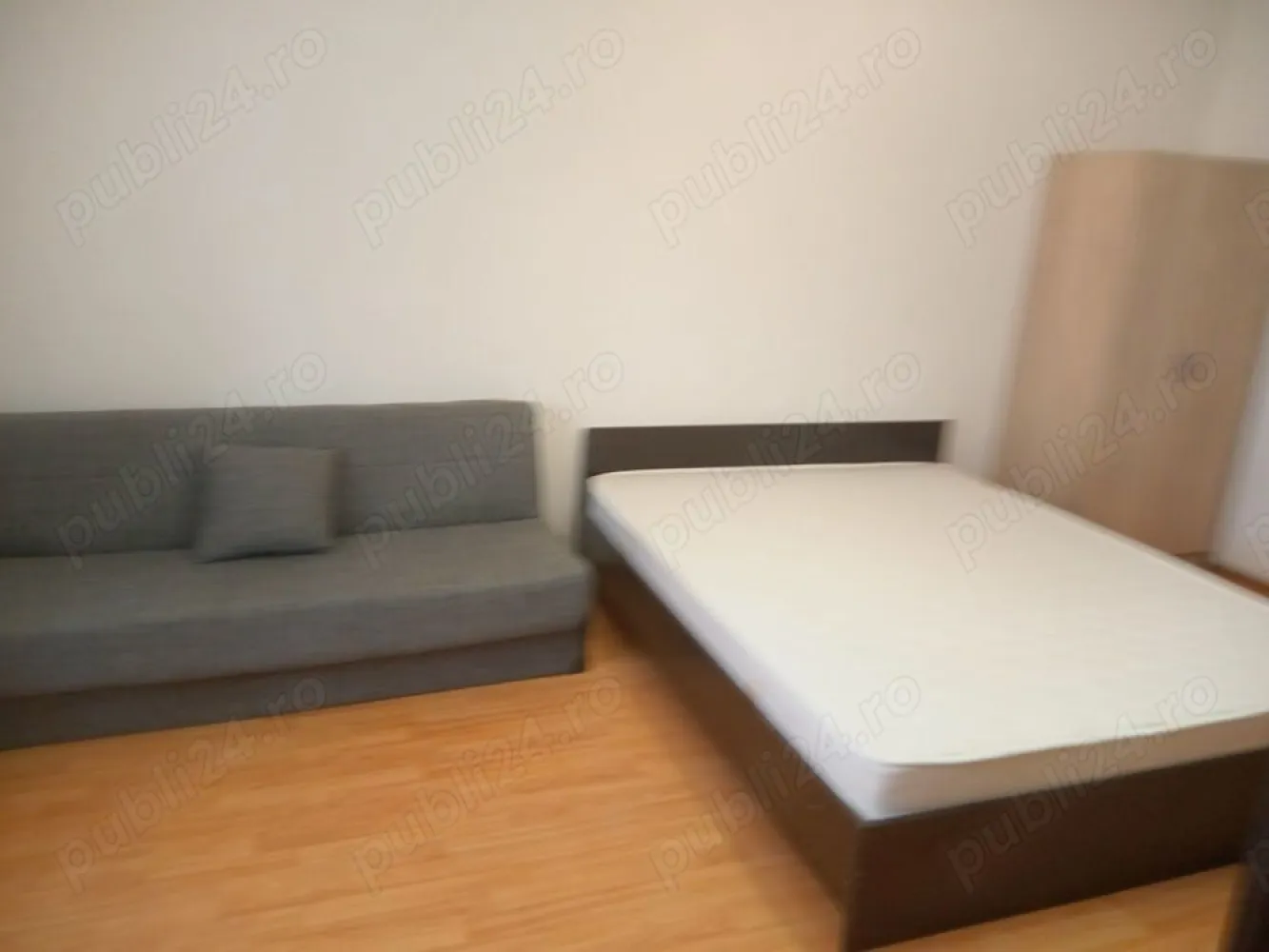 Garsoniera Doamna Ghica - PROPRIETAR vând garsonieră in zona Doamna Ghica, confort 1, decomandata, 33 mp, etaj 10, terasa ok, cu etaj tehnic deasupra (baie și camera). Garsoniera este proaspăt igienizata, mobilata recent, se vinde cu tot ce este in poze, mobilier, frigider, mașină de spălat, aragaz. La baie exista boiler pt situații neprevăzute. Garsoniera este situata pe mijloc, iar tavanul in camera este refăcut cu vata de sticla și placat cu polistiren expandat. Blocul are lift modern, este monitorizat video și intra acum in procesul de reabilitare. Este construit in 1980, nu are risc seismic sau urgenta, așa ca se poate vinde cu orice tip de credit. Este ideala pt locuit, dar și pt investiție, se închiriază cu 300 euro luna.