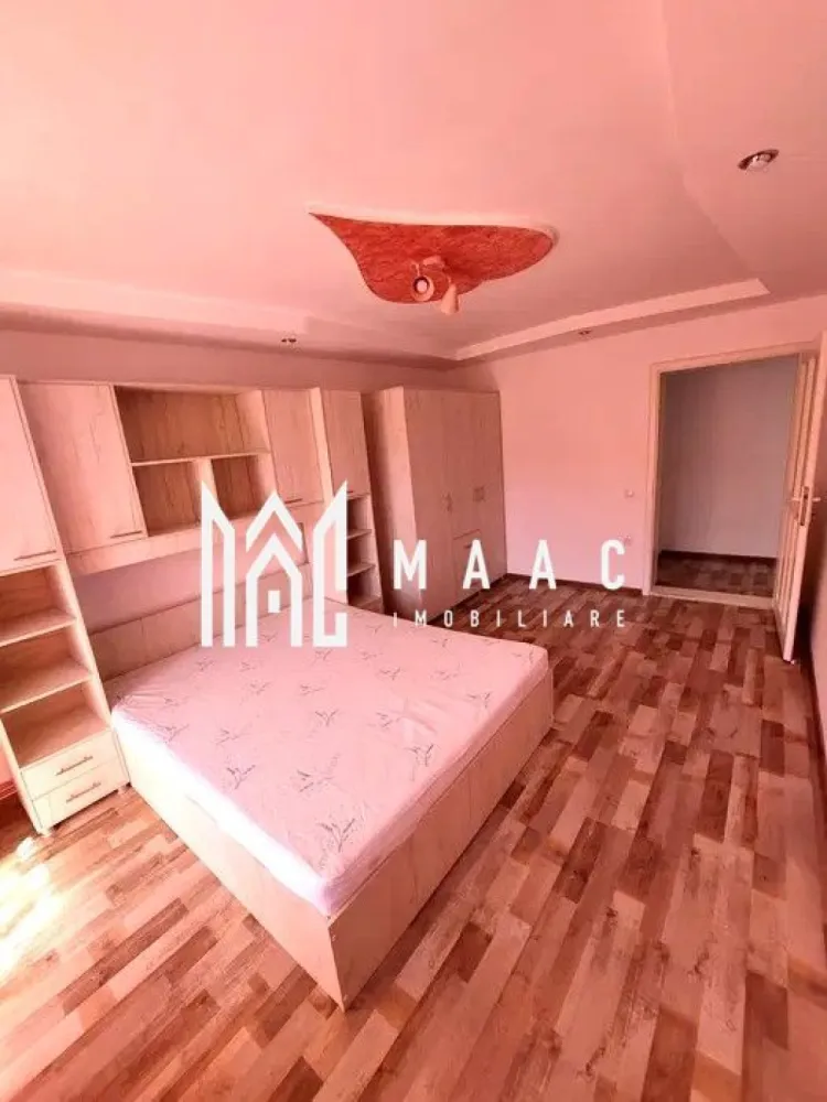 Apartament la casa 4 camere | Decomandat | Valea Aurie - MAAC Imobiliare vă propune spre vânzare un apartament cu 4 camere, decomandat, la etajul 1 al unui imobil situat în Valea Aurie. Locuinta are o suprafata utila de 92 mp si este compartimentata astfel: Lliving cu spatiu pentru luat masa, Bucatarie inchisa, 3 dormitoare, 2 bai ( baia principala are cada si o baie de serviciu cu geam de aerisire). Apartamentul se vinde complet mobilat si utilat cu: aragaz cu cuptor, frigider, masina de salat rufe , TV. Se poate achizitiona boxa la demisolul imobilului. In apropiere, ca si puncte de interes: scoli, magazine ( Profi, Mega Image), statii pentru transportul in comun, parc, Inspectoratul de Jandarmi, la aproximativ 1 km de Zoo. Pentru mai multe detalii precizati telefonic ca ati vazut anuntul cu ID: CP2780360 }}
