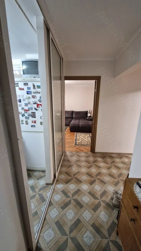 Vând apartament - Vând apartament cu 3 camere (decomandat) suprafața 95mp în cartierul Micro 16, etajul 4, cu acoperiş, 2 balcoane închise, 2 baie, bucătărie. Instalația electrică schimbată, aer conditionat, centrală pe gaz, geamuri termopane şi loc de parcare rezervat. Apartamentul se află pe Strada Crizantemei vizavi cu Liceul George Emil Palade. Prețul este de 80.000 euro Contact