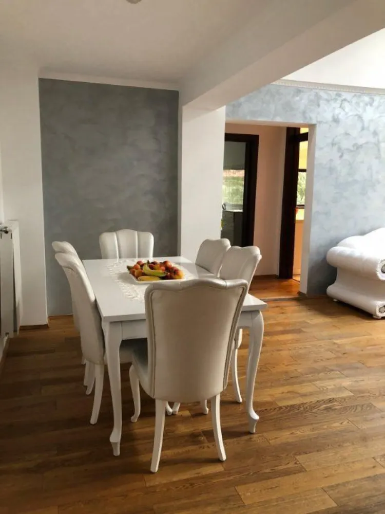 Ag BRASADAS închiriază -PENTHOUSE LUX - BANEASA. - Agenția BRASADAS închiriază in Baneasa Petrom City - Apartament/Penthouse de lux in vila cu 2 apartamente, spatiu de relaxare in curte de 200 mp. Penthouse cu living spatios, cu deschidere pe doua nivele, scara interioara, climatizare, parchet din lemn masiv, usi Pinum. Este amenajat modern cu materiale de lux, bucatarie mobilata si complet utilata (chiuveta+ baterie Franke, combina frigorifica Samsung, mobila bucatarie Belgia, mobilier Danemarca, masina de spalat vase, aragaz, hota). Baile sunt utilate complet (cada, cabina de dus, mobilier, masina de spalat rufe+ uscator Whirlpool), living mobilat modern. Dormitoarele sunt mobilate complet cu dressing-uri, paturi de 2 persoane, noptiere, masa toaleta. Terasa din lemn, de la etaj, amenajata, poate fi utilizata pentru spatiu privat de relaxare. Apartamentul este nou renovat. Cartierul este civilizat si linistit. Strazile au copaci, plante si verdeata, bulevardul este asfaltat. In apropiere sunt gradinite, scoli (Scoala Europeana, Scoala Germana, Scoala Publica,, etc), licee si universitati. Are acces direct la mijloace de transport in comun metrou si autobuz, iar Complexul Baneasa si Scoala Americana, Cartierul Francez sau Parcul Herastrau si Bd. Kiseleff sunt la 5-7 minute de mers cu masina. Certificatul energetic este in curs de emitere. Chiria de 1350 euro pe luna, impreuna cu garantia de 1350 euro, se vor achita la semnarea contractului. Dorim sa inchiriem apartamentul pe timp indelungat, cel putin 2 ani, cu prelungire la cate 12 luni, pentru rezidenta sau firma. Apartamentul si curtea se vor preda la eliberare in aceeasi stare in care au fost primite, cu toate obiectele din inventar intacte si folosite corespunzator, evaluandu-se starea fiecaruia la preluare ( se accepta doar uzura rezonabila), iar facturile vor fi achitate la zi. www.brasadas.com.