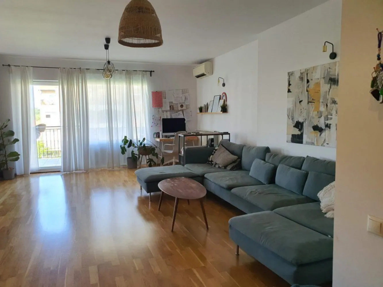 Pipera Ibiza sol complex , 4 camera - Va propun spre inchiriere un apartament cu 4 camere mobilat compet lux , situat în Pipera langa Școala Americană. Apartamentul este situat la etajul 2 din 3 într-un bloc ce a fost construit și dat în folosință în anul 2008. Imobilul este situat in apropiere de stație de autobuz, scoli, licee si gradinite de prestigiu cu acces facil catre Soseaua de Centura a Bucurestiului si Erou Iancu Nicolae. Dispune de 2 locuri de parcare si boxa la subteran incluse în preț. Acces nelimitat către cele doua piscine exterioare și spațiile de joaca și relaxare perfecte atat pentru cei mici cat si pentru cei mari. Apartamentul are 3 dormitoare, 1 living generos, bucătărie total echipata, 2 dressing-uri build-in, 2 băii, 2 terase, grătar cu lemne, șemineu funcțional.