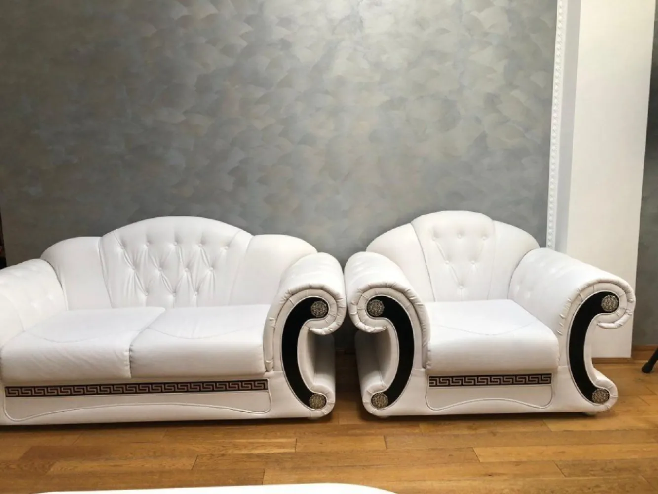 Ag BRASADAS închiriază -PENTHOUSE LUX - BANEASA. - Agenția BRASADAS închiriază in Baneasa Petrom City - Apartament/Penthouse de lux in vila cu 2 apartamente, spatiu de relaxare in curte de 200 mp. Penthouse cu living spatios, cu deschidere pe doua nivele, scara interioara, climatizare, parchet din lemn masiv, usi Pinum. Este amenajat modern cu materiale de lux, bucatarie mobilata si complet utilata (chiuveta+ baterie Franke, combina frigorifica Samsung, mobila bucatarie Belgia, mobilier Danemarca, masina de spalat vase, aragaz, hota). Baile sunt utilate complet (cada, cabina de dus, mobilier, masina de spalat rufe+ uscator Whirlpool), living mobilat modern. Dormitoarele sunt mobilate complet cu dressing-uri, paturi de 2 persoane, noptiere, masa toaleta. Terasa din lemn, de la etaj, amenajata, poate fi utilizata pentru spatiu privat de relaxare. Apartamentul este nou renovat. Cartierul este civilizat si linistit. Strazile au copaci, plante si verdeata, bulevardul este asfaltat. In apropiere sunt gradinite, scoli (Scoala Europeana, Scoala Germana, Scoala Publica,, etc), licee si universitati. Are acces direct la mijloace de transport in comun metrou si autobuz, iar Complexul Baneasa si Scoala Americana, Cartierul Francez sau Parcul Herastrau si Bd. Kiseleff sunt la 5-7 minute de mers cu masina. Certificatul energetic este in curs de emitere. Chiria de 1350 euro pe luna, impreuna cu garantia de 1350 euro, se vor achita la semnarea contractului. Dorim sa inchiriem apartamentul pe timp indelungat, cel putin 2 ani, cu prelungire la cate 12 luni, pentru rezidenta sau firma. Apartamentul si curtea se vor preda la eliberare in aceeasi stare in care au fost primite, cu toate obiectele din inventar intacte si folosite corespunzator, evaluandu-se starea fiecaruia la preluare ( se accepta doar uzura rezonabila), iar facturile vor fi achitate la zi. www.brasadas.com.