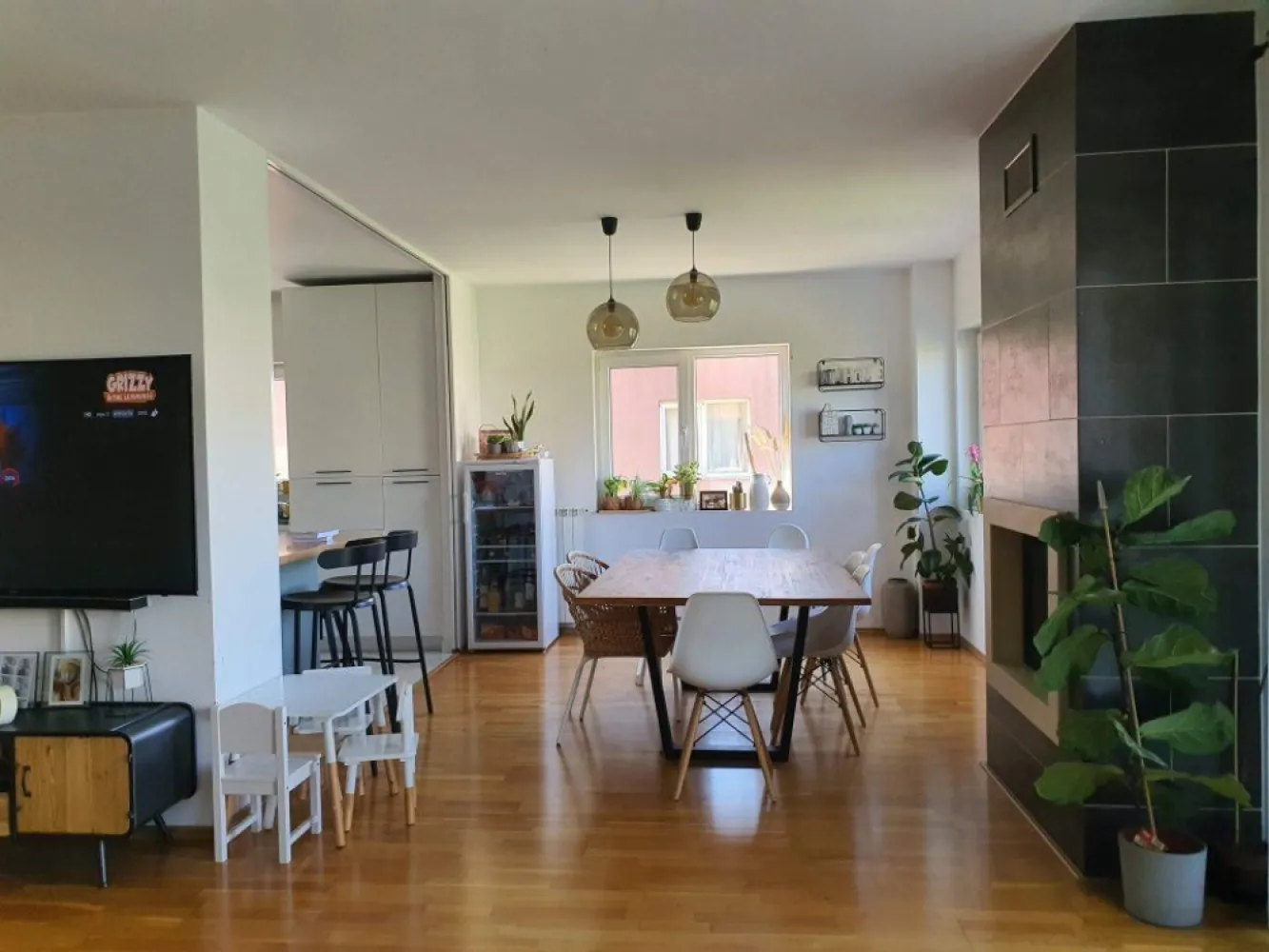 Pipera Ibiza sol complex , 4 camera - Va propun spre inchiriere un apartament cu 4 camere mobilat compet lux , situat în Pipera langa Școala Americană. Apartamentul este situat la etajul 2 din 3 într-un bloc ce a fost construit și dat în folosință în anul 2008. Imobilul este situat in apropiere de stație de autobuz, scoli, licee si gradinite de prestigiu cu acces facil catre Soseaua de Centura a Bucurestiului si Erou Iancu Nicolae. Dispune de 2 locuri de parcare si boxa la subteran incluse în preț. Acces nelimitat către cele doua piscine exterioare și spațiile de joaca și relaxare perfecte atat pentru cei mici cat si pentru cei mari. Apartamentul are 3 dormitoare, 1 living generos, bucătărie total echipata, 2 dressing-uri build-in, 2 băii, 2 terase, grătar cu lemne, șemineu funcțional.