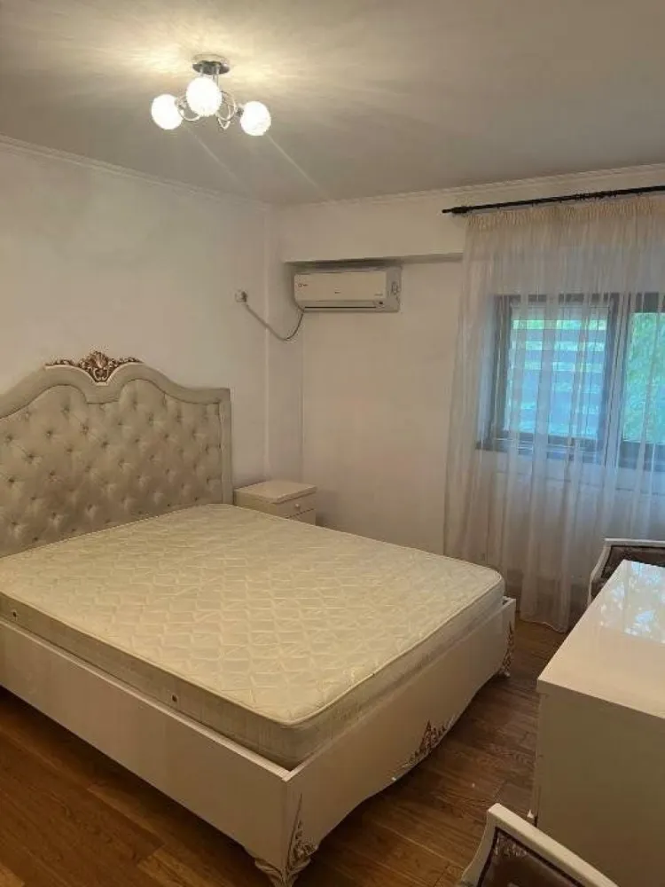 Ag BRASADAS închiriază -PENTHOUSE LUX - BANEASA. - Agenția BRASADAS închiriază in Baneasa Petrom City - Apartament/Penthouse de lux in vila cu 2 apartamente, spatiu de relaxare in curte de 200 mp. Penthouse cu living spatios, cu deschidere pe doua nivele, scara interioara, climatizare, parchet din lemn masiv, usi Pinum. Este amenajat modern cu materiale de lux, bucatarie mobilata si complet utilata (chiuveta+ baterie Franke, combina frigorifica Samsung, mobila bucatarie Belgia, mobilier Danemarca, masina de spalat vase, aragaz, hota). Baile sunt utilate complet (cada, cabina de dus, mobilier, masina de spalat rufe+ uscator Whirlpool), living mobilat modern. Dormitoarele sunt mobilate complet cu dressing-uri, paturi de 2 persoane, noptiere, masa toaleta. Terasa din lemn, de la etaj, amenajata, poate fi utilizata pentru spatiu privat de relaxare. Apartamentul este nou renovat. Cartierul este civilizat si linistit. Strazile au copaci, plante si verdeata, bulevardul este asfaltat. In apropiere sunt gradinite, scoli (Scoala Europeana, Scoala Germana, Scoala Publica,, etc), licee si universitati. Are acces direct la mijloace de transport in comun metrou si autobuz, iar Complexul Baneasa si Scoala Americana, Cartierul Francez sau Parcul Herastrau si Bd. Kiseleff sunt la 5-7 minute de mers cu masina. Certificatul energetic este in curs de emitere. Chiria de 1350 euro pe luna, impreuna cu garantia de 1350 euro, se vor achita la semnarea contractului. Dorim sa inchiriem apartamentul pe timp indelungat, cel putin 2 ani, cu prelungire la cate 12 luni, pentru rezidenta sau firma. Apartamentul si curtea se vor preda la eliberare in aceeasi stare in care au fost primite, cu toate obiectele din inventar intacte si folosite corespunzator, evaluandu-se starea fiecaruia la preluare ( se accepta doar uzura rezonabila), iar facturile vor fi achitate la zi. www.brasadas.com.