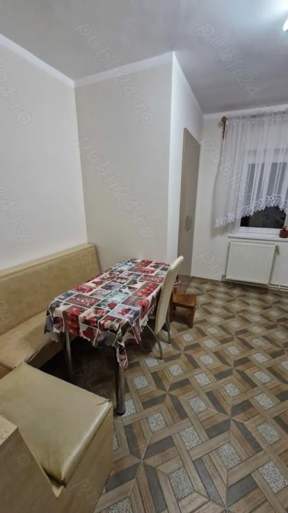 Vând apartament - Vând apartament cu 3 camere (decomandat) suprafața 95mp în cartierul Micro 16, etajul 4, cu acoperiş, 2 balcoane închise, 2 baie, bucătărie. Instalația electrică schimbată, aer conditionat, centrală pe gaz, geamuri termopane şi loc de parcare rezervat. Apartamentul se află pe Strada Crizantemei vizavi cu Liceul George Emil Palade. Prețul este de 80.000 euro Contact