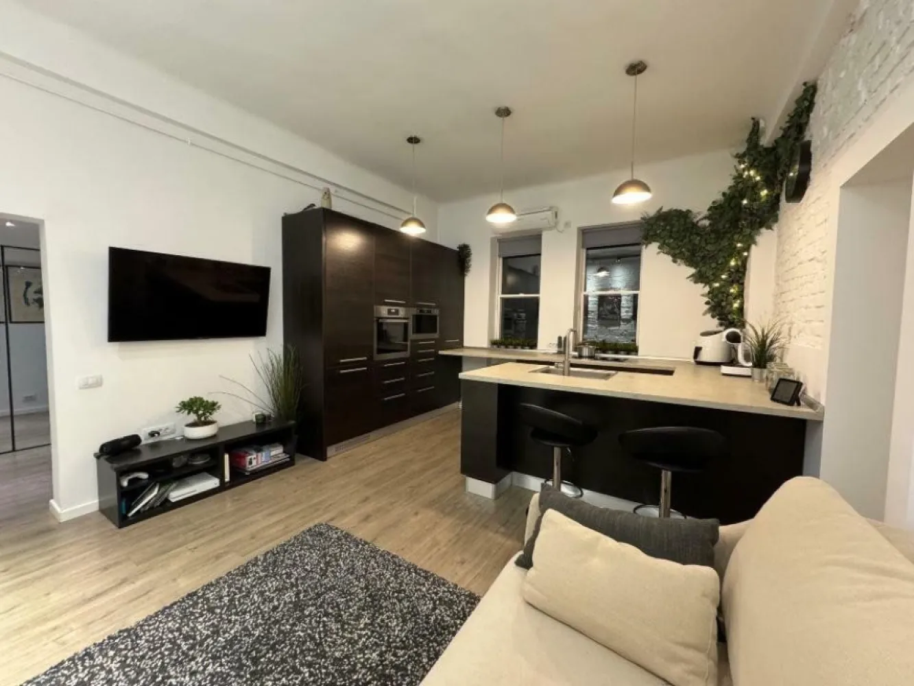 Apatament 2 camere - Piaţa Alexandru Lahovari - proprietar - Apartament de 2 camere, cu o suprafaţă de 42mp, situat într-una din cele mai frumoase şi emblematice clădiri din Bucureşti, în Piaţa Alexandru Lahovari 1a ce a fost complet renovat (şapă nouă cu izolaţie termică, electrică nouă, ţevile pentru sanitare şi căldură de asemenea schimbate, dotat cu aer condiţionat Samsung în fiecare cameră, maşina de spălat cu uscător, maşina de spălat vase şi toate electrocasnicele A+, iluminat smart), filtru de apă cu purificator şi osmoză, mobilier Ikea. Rog să sunaţi doar în intervalul 12:00-16:00. Mulţumesc