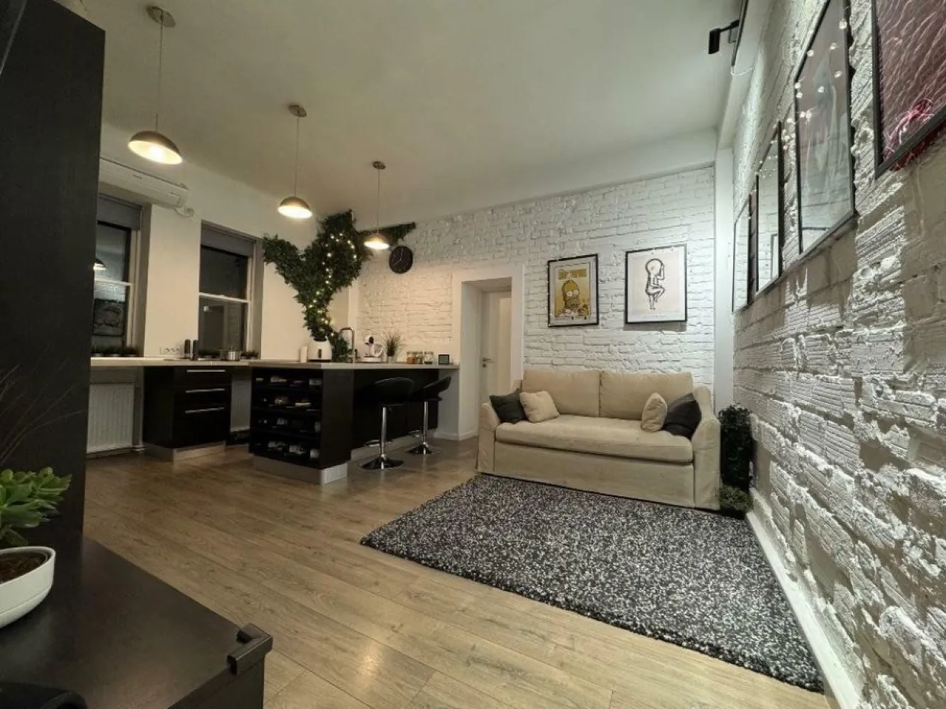 Apatament 2 camere - Piaţa Alexandru Lahovari - proprietar - Apartament de 2 camere, cu o suprafaţă de 42mp, situat într-una din cele mai frumoase şi emblematice clădiri din Bucureşti, în Piaţa Alexandru Lahovari 1a ce a fost complet renovat (şapă nouă cu izolaţie termică, electrică nouă, ţevile pentru sanitare şi căldură de asemenea schimbate, dotat cu aer condiţionat Samsung în fiecare cameră, maşina de spălat cu uscător, maşina de spălat vase şi toate electrocasnicele A+, iluminat smart), filtru de apă cu purificator şi osmoză, mobilier Ikea. Rog să sunaţi doar în intervalul 12:00-16:00. Mulţumesc