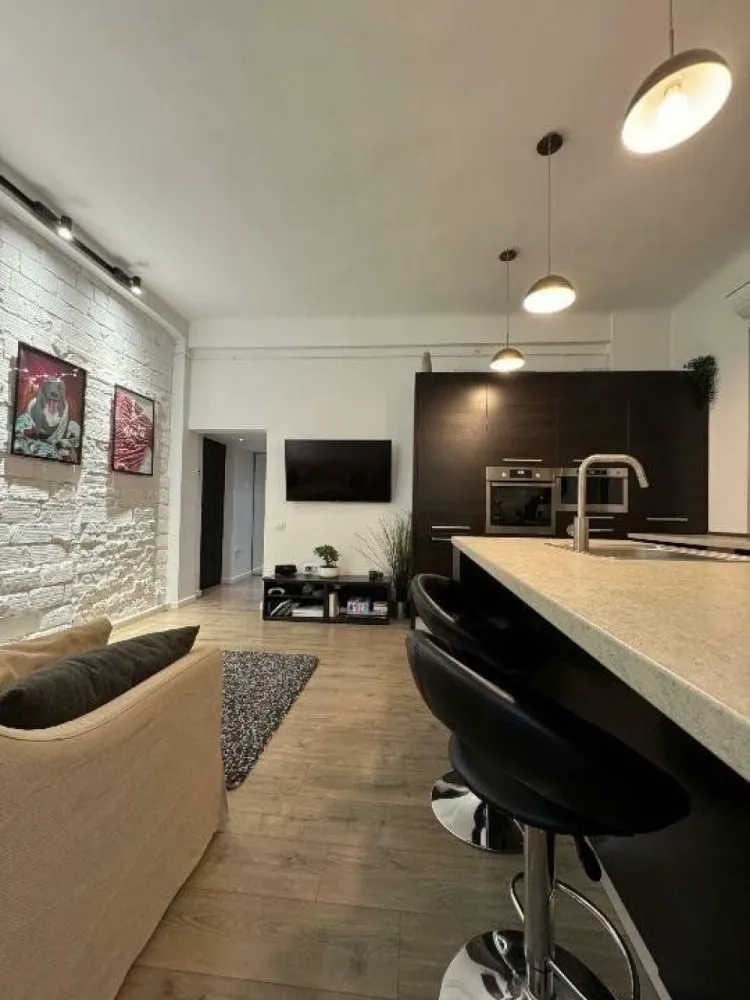 Apatament 2 camere - Piaţa Alexandru Lahovari - proprietar - Apartament de 2 camere, cu o suprafaţă de 42mp, situat într-una din cele mai frumoase şi emblematice clădiri din Bucureşti, în Piaţa Alexandru Lahovari 1a ce a fost complet renovat (şapă nouă cu izolaţie termică, electrică nouă, ţevile pentru sanitare şi căldură de asemenea schimbate, dotat cu aer condiţionat Samsung în fiecare cameră, maşina de spălat cu uscător, maşina de spălat vase şi toate electrocasnicele A+, iluminat smart), filtru de apă cu purificator şi osmoză, mobilier Ikea. Rog să sunaţi doar în intervalul 12:00-16:00. Mulţumesc