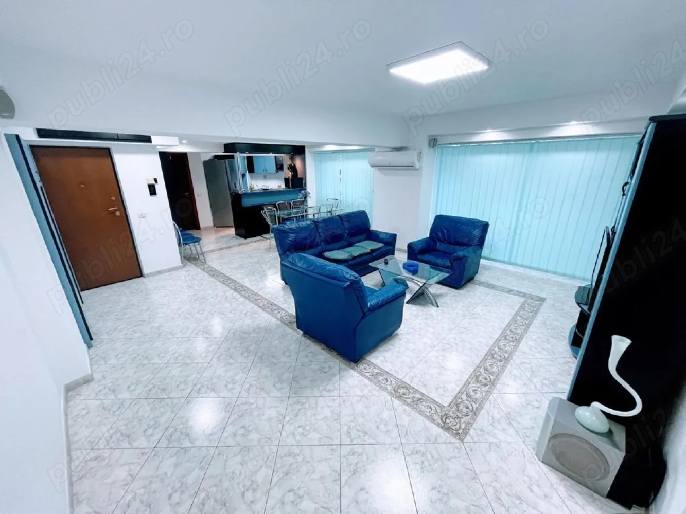 Ag BRASADAS închiriaza ap 2 cam et 4/8 Calea 13 Septembrie. - Agenția BRASADAS închiriază apartament cu doua camere situat in zona Hotelului Marriott (CASA POPORULUI) pe Calea 13 Septembrie,imobilul are vedere pe spate. Apartamentul este pozitionat la etajul 4 din 8. Apartamentul ca si compartimentare este decomandat si contine: 1 living open space cu bucatarie, 1 dormitor mare, 2 grupuri sanitare, 1 balcon inchis. Apartamentul este mobilat integral: are 2 dressinguri mari, o canapea si doua fotolii de piele in living, pat 200x220m in dormitor, biblioteca in living si bucatarie integral mobilata si utilata. Suprafata utila este de 109 mp., constructia este finalizata in anul 1986?, scara blocului dispune de 2 lifturi pentru persoane. Apartamentul vine insotit de 1 parcare in fata blocului platita la primarie. Apartamentul este disponibil imediat contra unei chirii de 700 euro luna in care este inclus si contractul ANAF. Plata se face o luna avans si o luna garantie. www.brasadas.com.