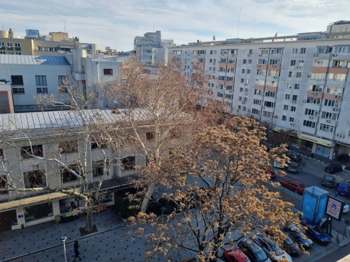 Apartament cu 2 camere de inchiriat in zona centrala +terasa de 9 m - Proprietar, inchiriez apartament cu 2 camere +terasa de 9 m in Piata Amzei cu vedere frumoasa spre primarie,in bloc linistit,etajul 6.Apartamentul se inchiriaza la maxim 2 persoane serioase, si care sa nu fumeze in apartament .Se plateste o luna +1 luna garantie.Pentru mai multe detalii sunati intre orele 10-18.