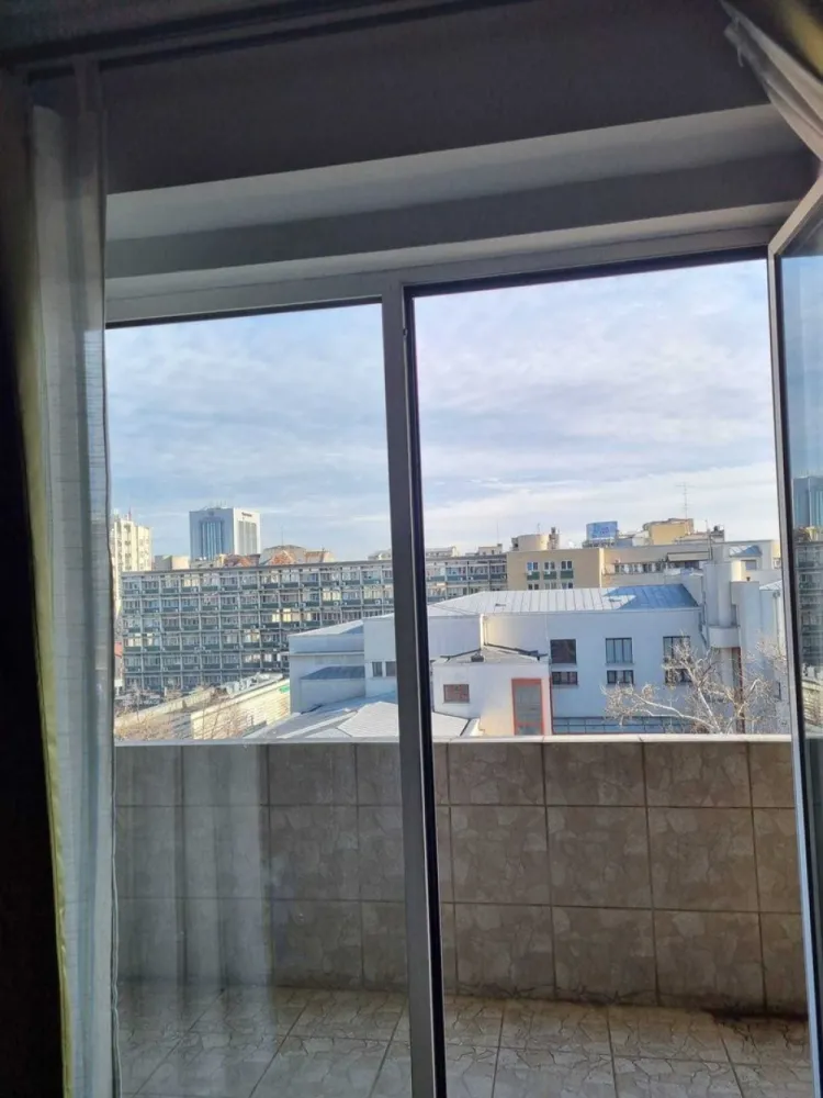 Apartament cu 2 camere de inchiriat in zona centrala +terasa de 9 m - Proprietar, inchiriez apartament cu 2 camere +terasa de 9 m in Piata Amzei cu vedere frumoasa spre primarie,in bloc linistit,etajul 6.Apartamentul se inchiriaza la maxim 2 persoane serioase, si care sa nu fumeze in apartament .Se plateste o luna +1 luna garantie.Pentru mai multe detalii sunati intre orele 10-18.