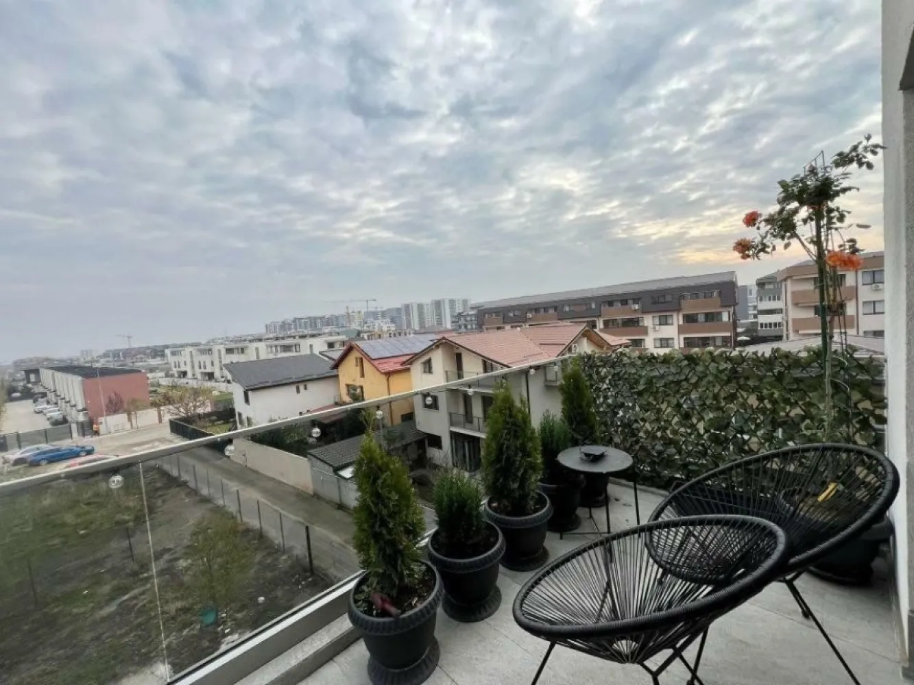 Ag BRASADAS vindap 3 cam terasa tip PENTHOUSE zona TITAN. - Ag BRASADAS vinde apartament spaţios cu 3 camere tip PENTHOUSE. Apartamentul este desfăşurat pe tot etajul 3, blocul având doar 3 etaje, cu suprafaţă utilă interioară de 85,3 mp şi suprafată totală de 137,5 mp în care sunt incluse terasele. Apartamentul este compus din: - Patru balcoane generoase, câte unul pe fiecare latură. - Dormitor matrimonial cu suprafaţa de 16,4 mp, acesta are o baie proprie de 5,7 mp. - Dormitor cu suprafaţa de 14,5 mp. - Living cu suprafaţa de 18,9 mp. - Bucătărie cu formă pătrată cu suprafaţa de 12,1 mp. - Hol spaţios, 12,4 mp. - Baie pe hol cu suprafaţa de 5,3 mp. Apartamentul are încălzire în pardoseală, este foarte spaţios şi luminos, anul construcţiei este 2023, se află într-o zonă cu regim de înălţime al imobilelor mic, în jurul blocului fiind construite case, se vinde cu 2 locuri de parcare. Blocul nu are lift. Distanţe faţă de puncte de interes: - 5 minute până la Parcul Teilor. - 5 minute până la staţie STB. - 20 minute până la metrou Nicolae Teclu. - 5 minute până la Carrefour/Profi. www.brasadas.com
