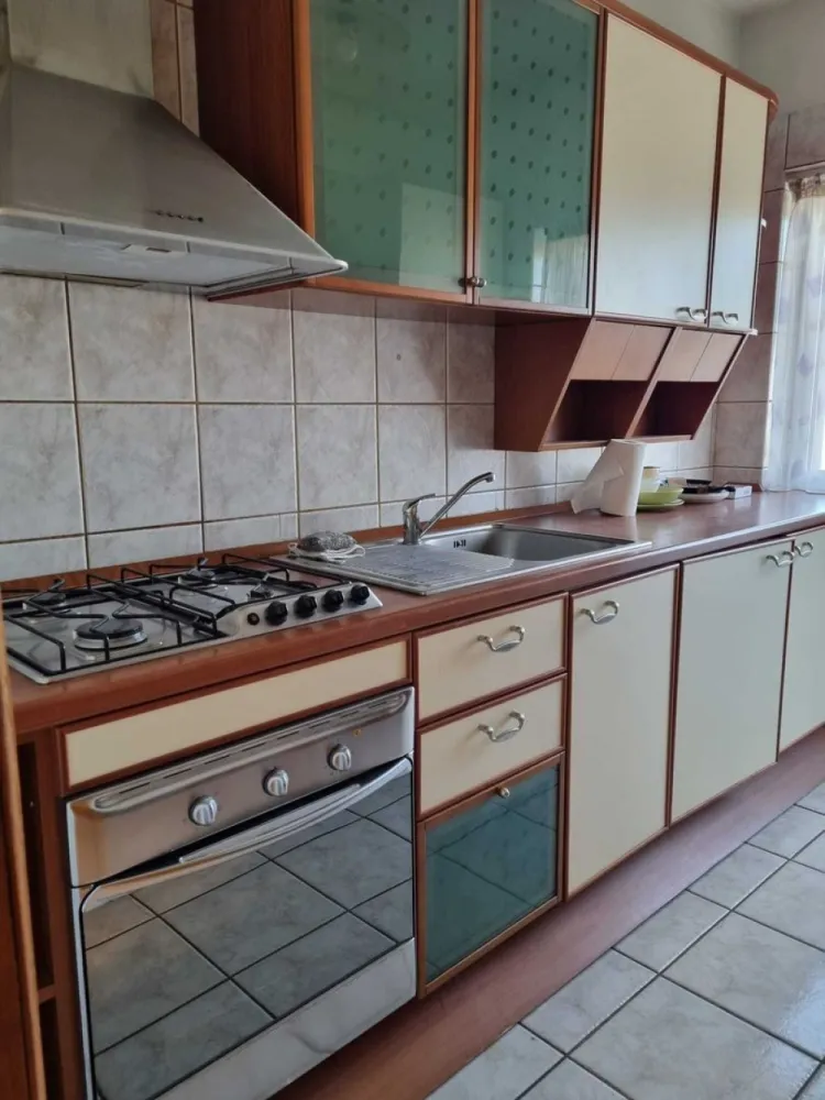Apartament cu 2 camere de inchiriat in zona centrala +terasa de 9 m - Proprietar, inchiriez apartament cu 2 camere +terasa de 9 m in Piata Amzei cu vedere frumoasa spre primarie,in bloc linistit,etajul 6.Apartamentul se inchiriaza la maxim 2 persoane serioase, si care sa nu fumeze in apartament .Se plateste o luna +1 luna garantie.Pentru mai multe detalii sunati intre orele 10-18.